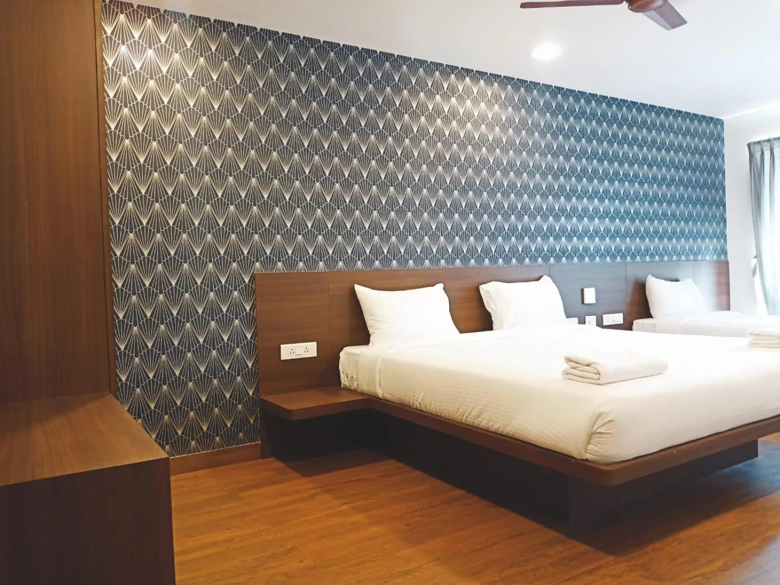 Shower, Bed in HOTEL VINTAGE CASTLE