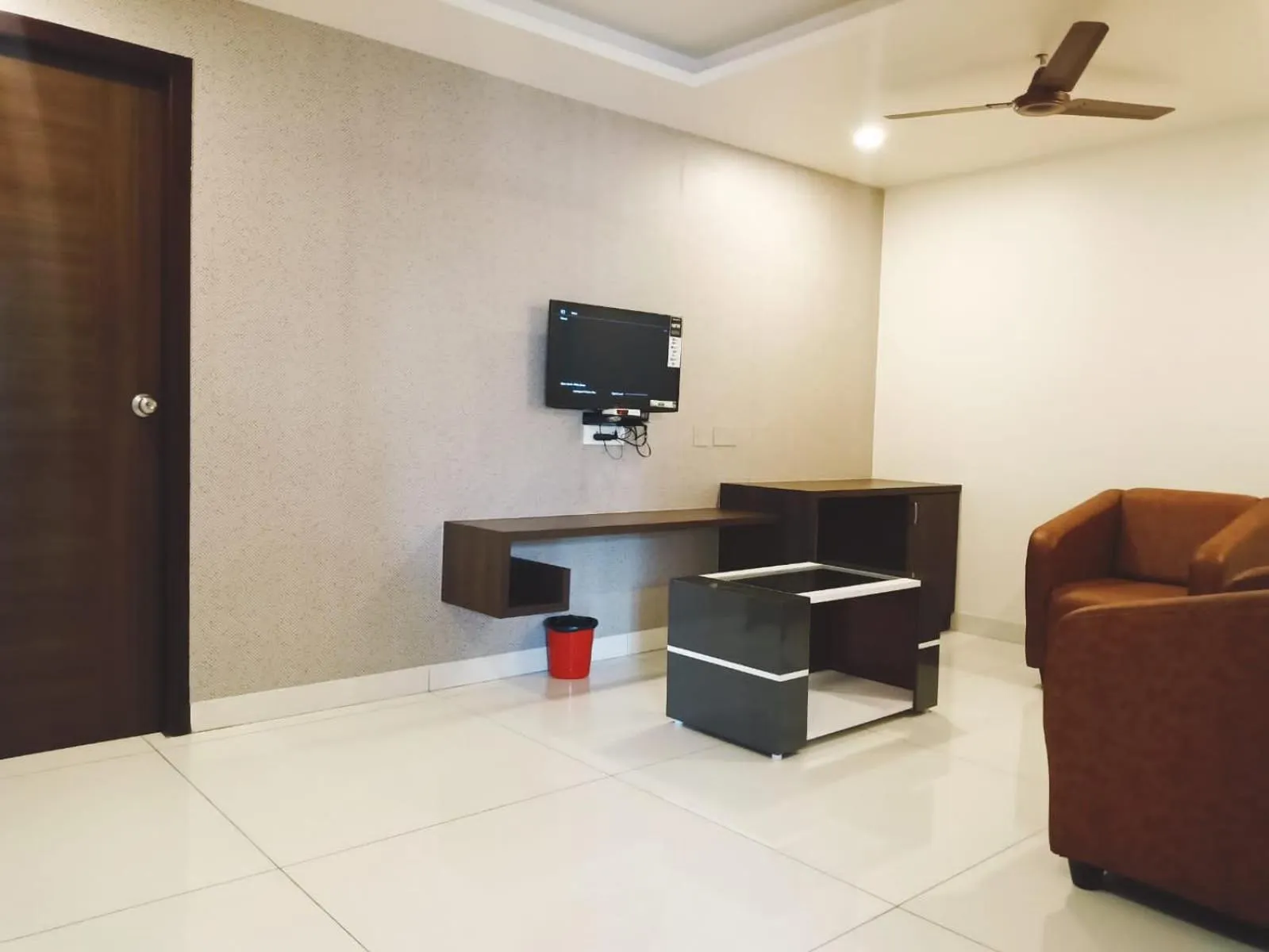 Communal lounge/ TV room in HOTEL VINTAGE CASTLE