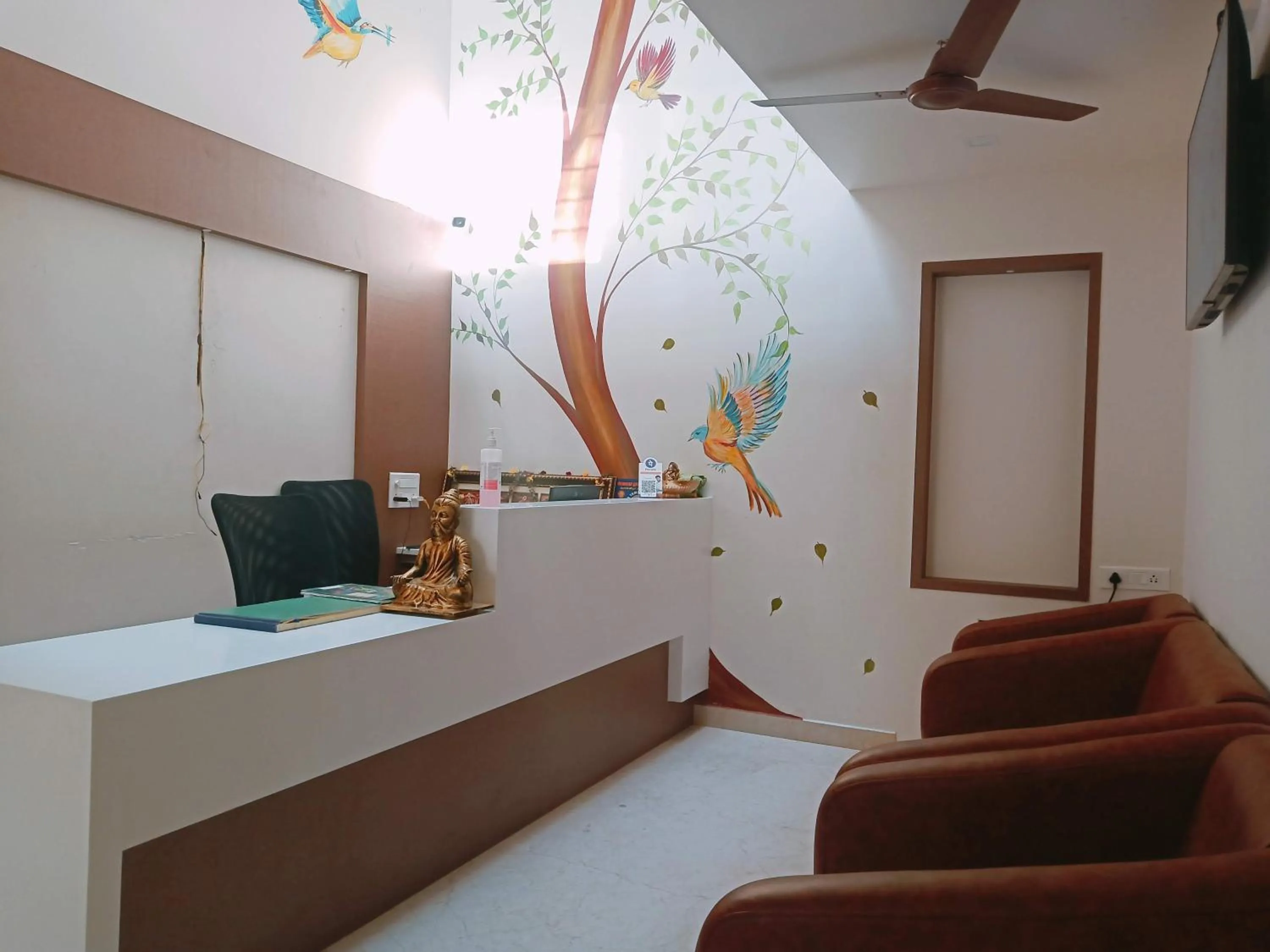 Communal lounge/ TV room in HOTEL VINTAGE CASTLE