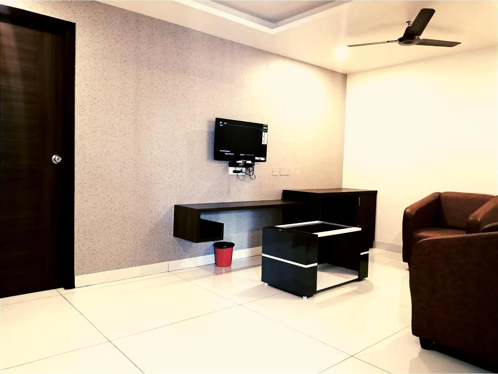 Communal lounge/ TV room in HOTEL VINTAGE CASTLE