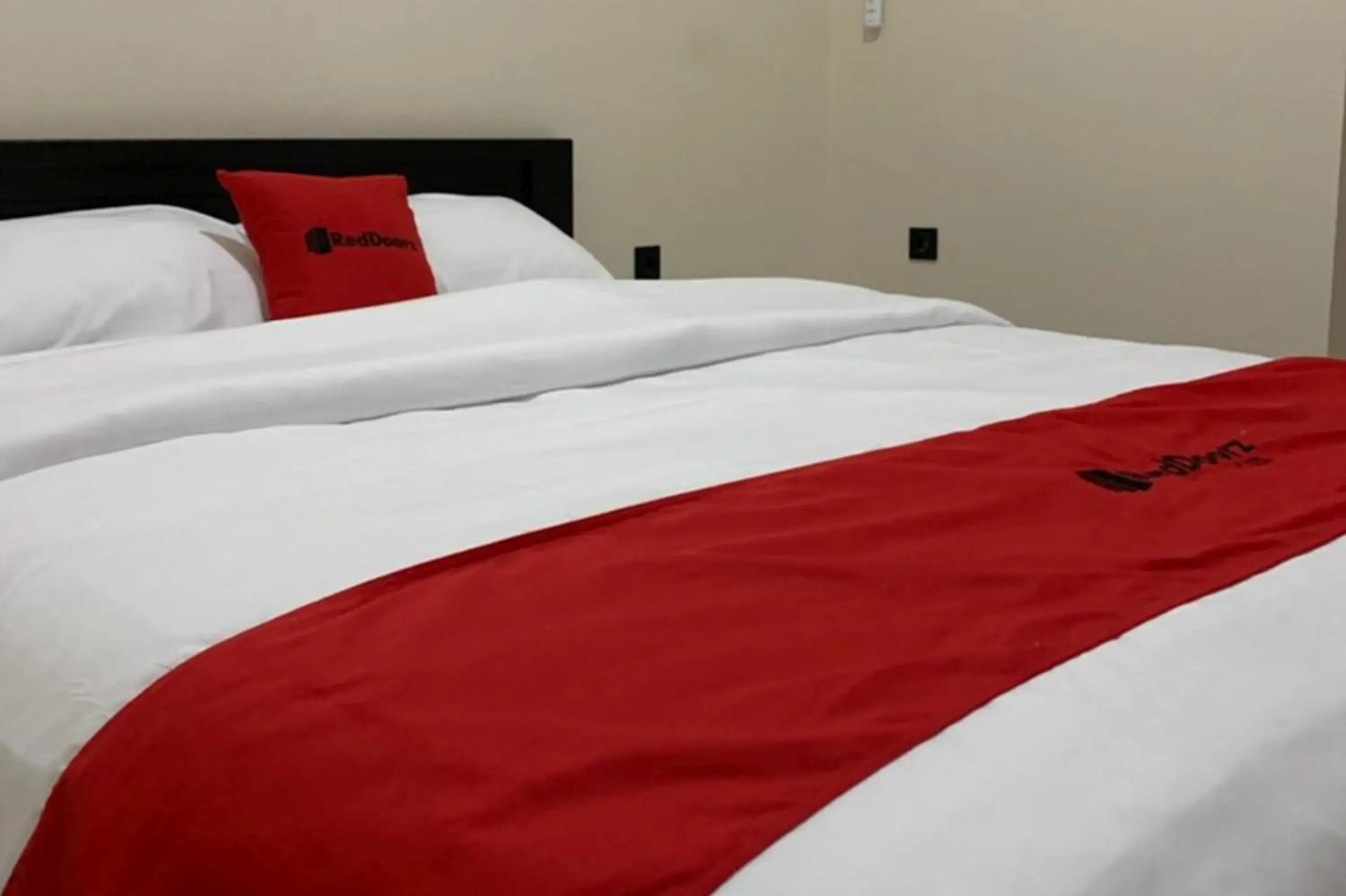 Bed in RedDoorz Syariah near Kawasan Simpang Lima Pati Bed in RedDoorz Syariah near Kawasan Simpang Lima Pati