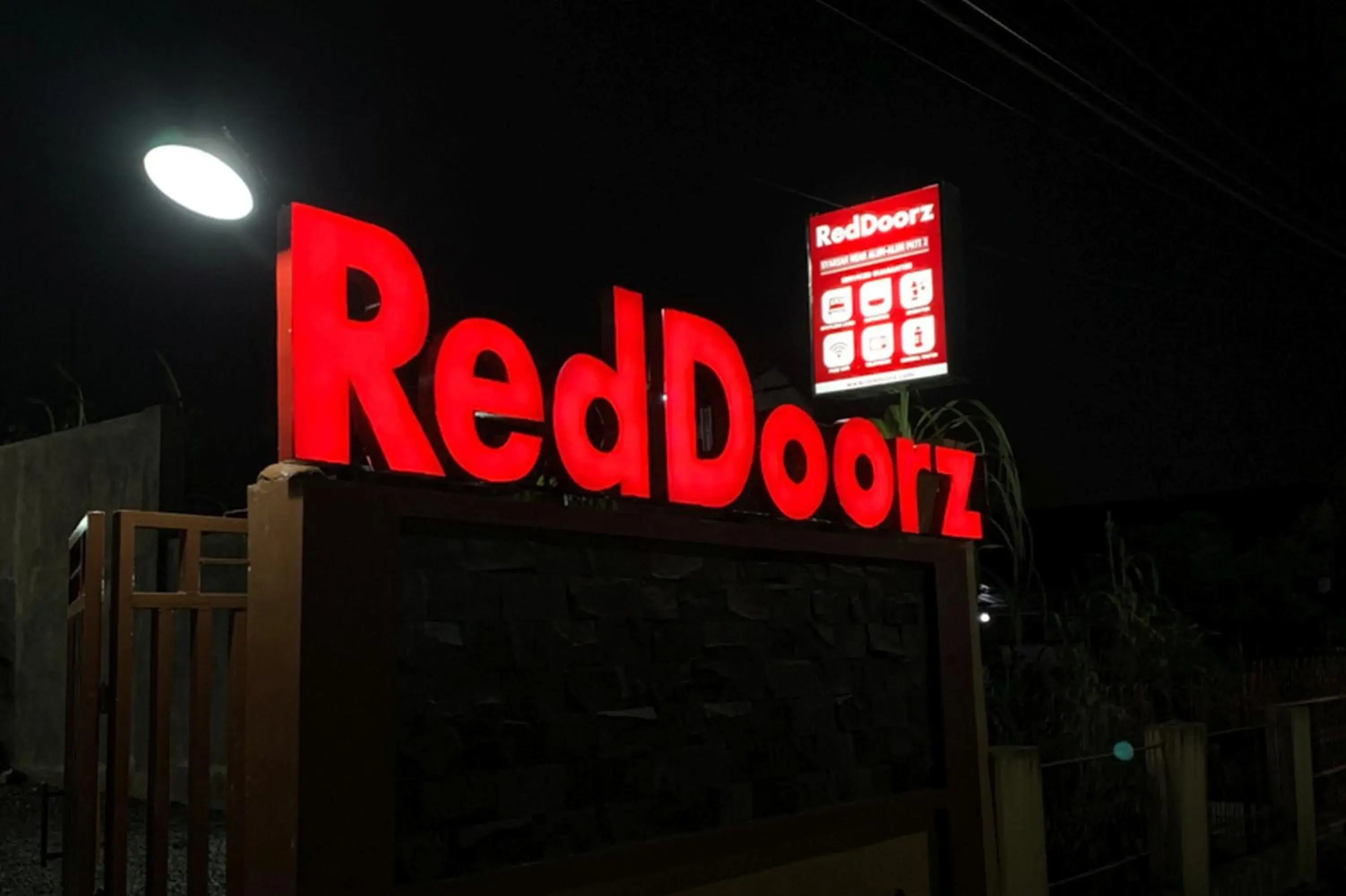 Property building in RedDoorz Syariah near Kawasan Simpang Lima Pati Property building in RedDoorz Syariah near Kawasan Simpang Lima Pati