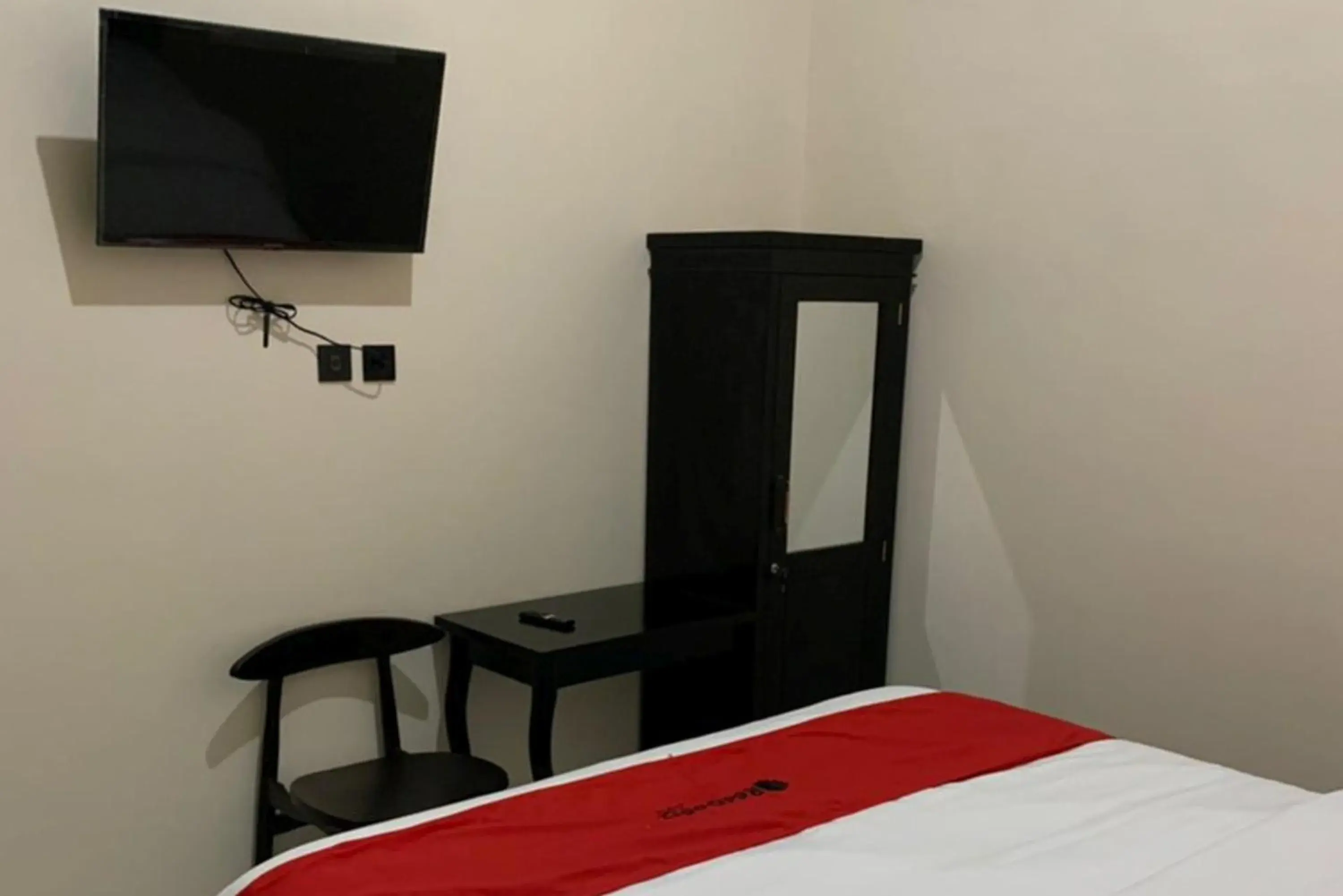 Bed in RedDoorz Syariah near Kawasan Simpang Lima Pati Bed in RedDoorz Syariah near Kawasan Simpang Lima Pati