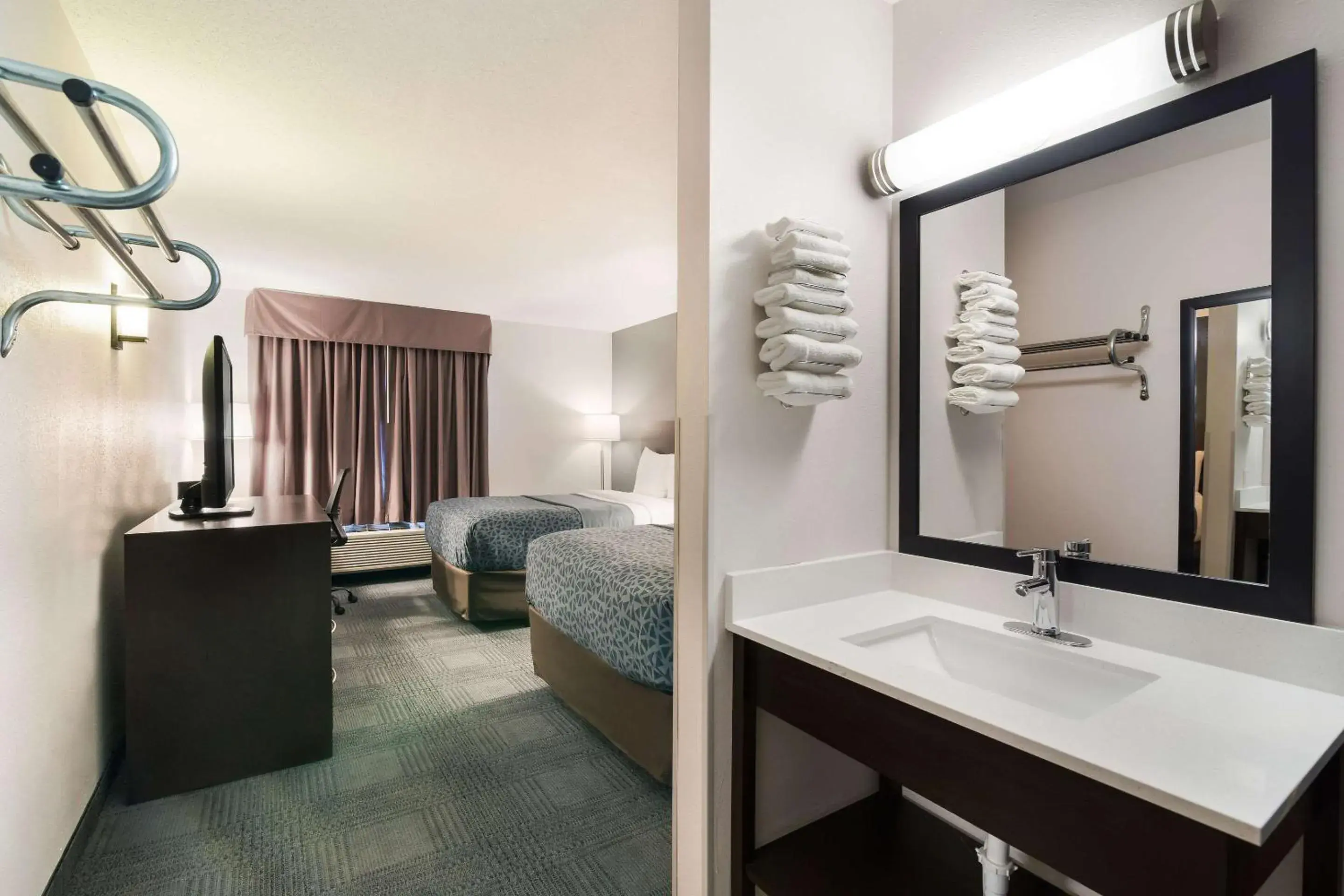 Photo of the whole room, Bed in Econo Lodge Williston Photo of the whole room, Bed in Econo Lodge Williston