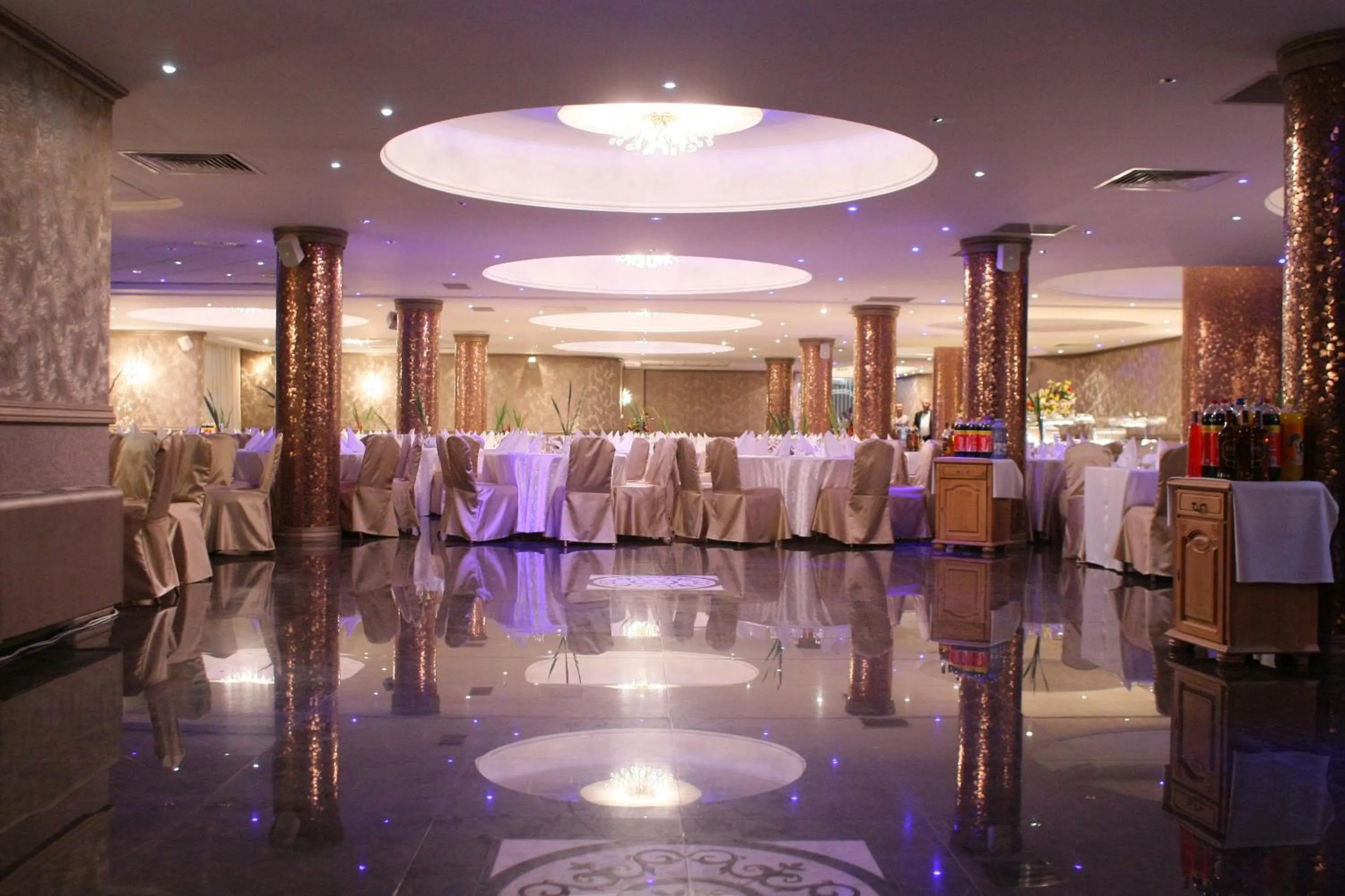 Restaurant/places to eat in Hotel International