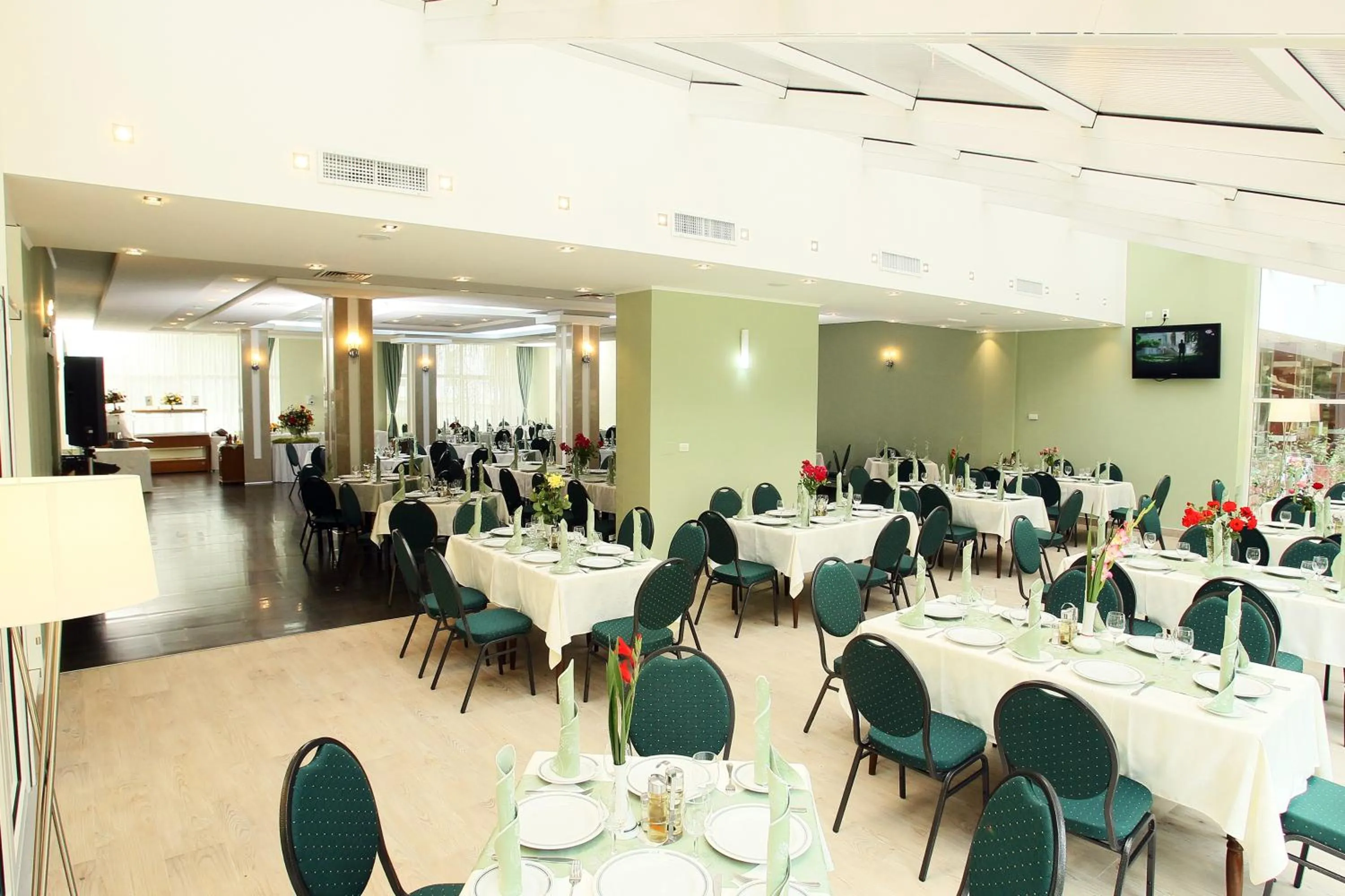 Restaurant/places to eat in Hotel Nufarul