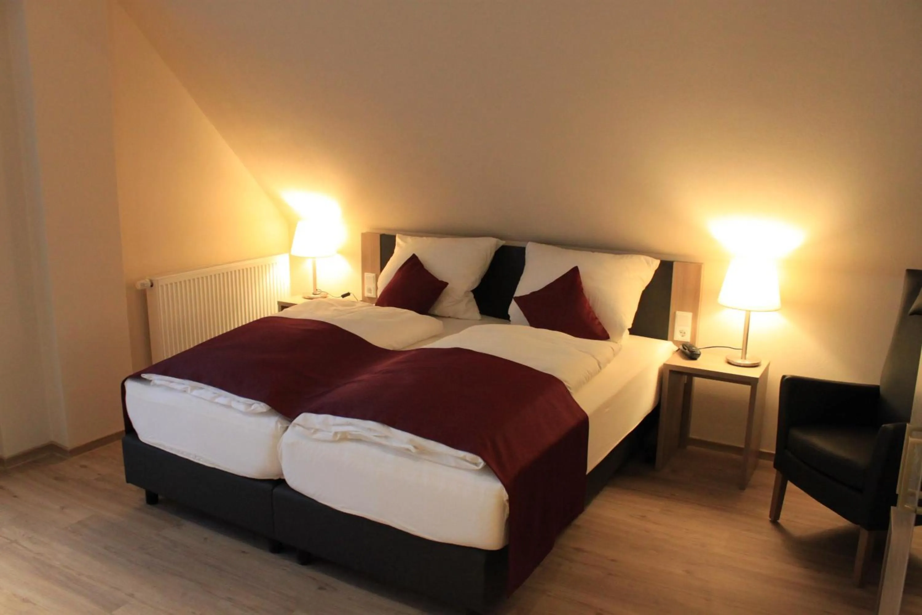 Photo of the whole room, Bed in Troll's Brauhaushotel