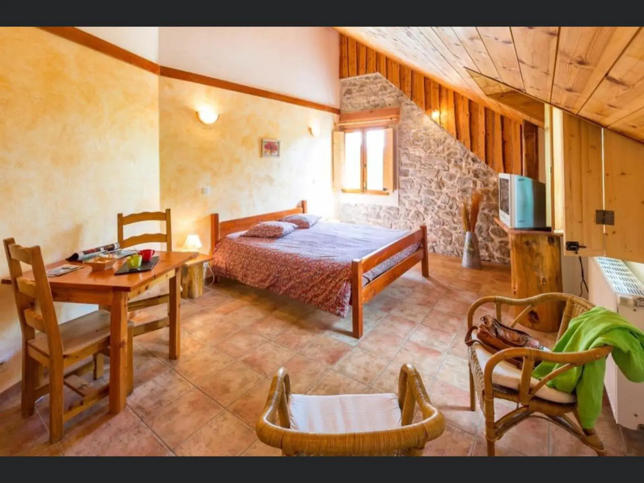 Small Double Room in Chambres d'hôtes l'Abondance Small Double Room in Chambres d'hôtes l'Abondance