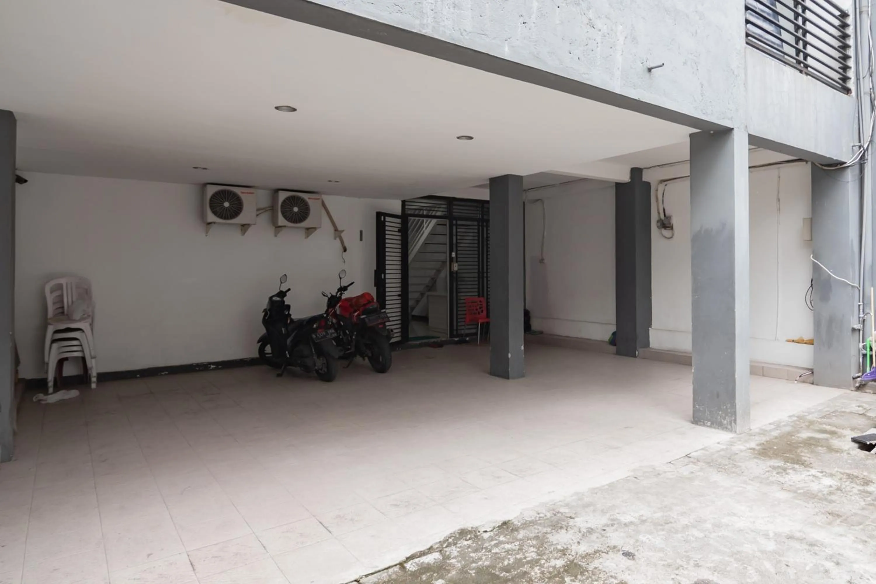 Parking in RedDoorz Syariah At Afifah Guest House near Bikasoga Sport Center