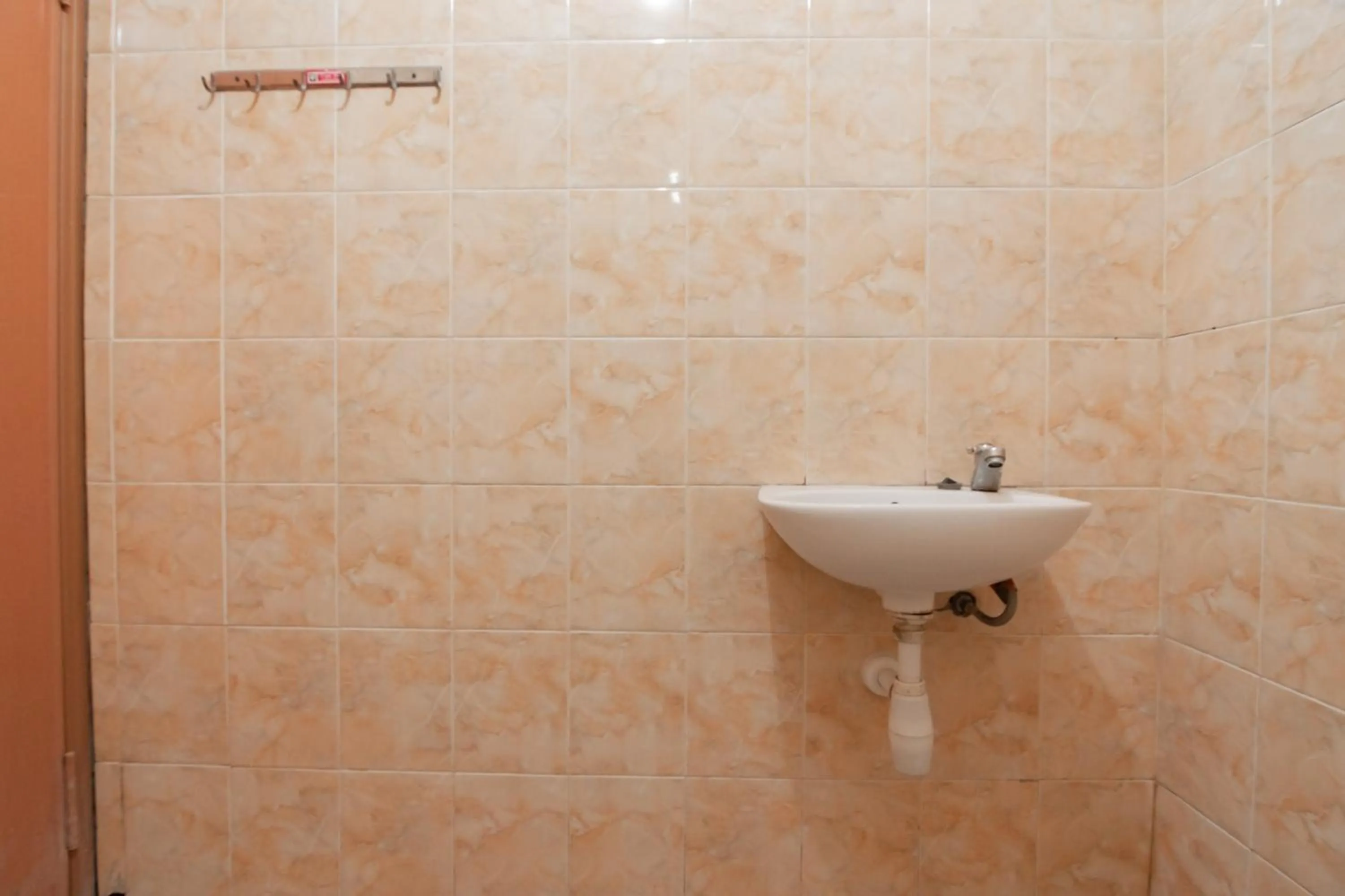 Bathroom in RedDoorz Syariah At Afifah Guest House near Bikasoga Sport Center