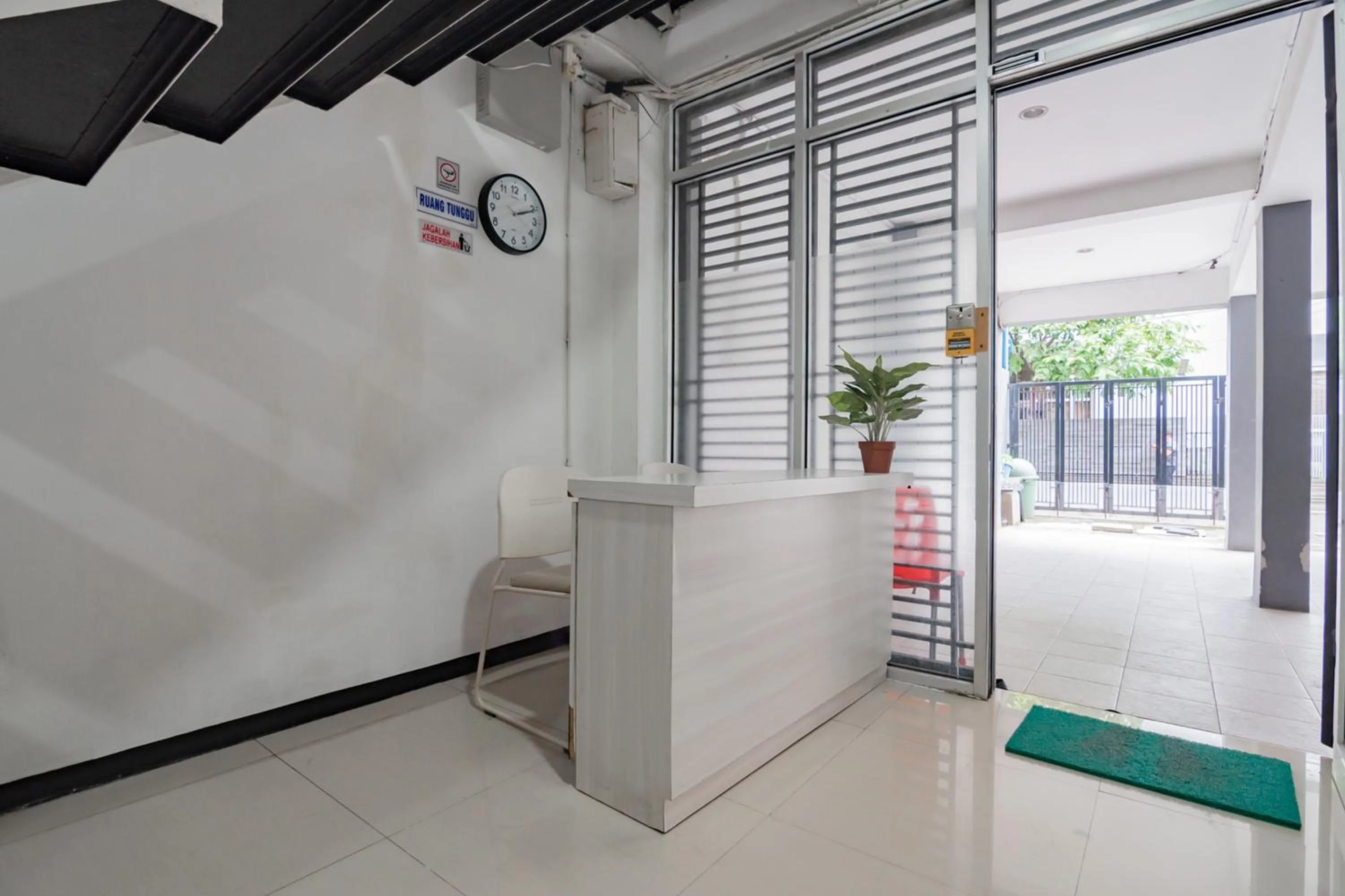 Lobby or reception in RedDoorz Syariah At Afifah Guest House near Bikasoga Sport Center