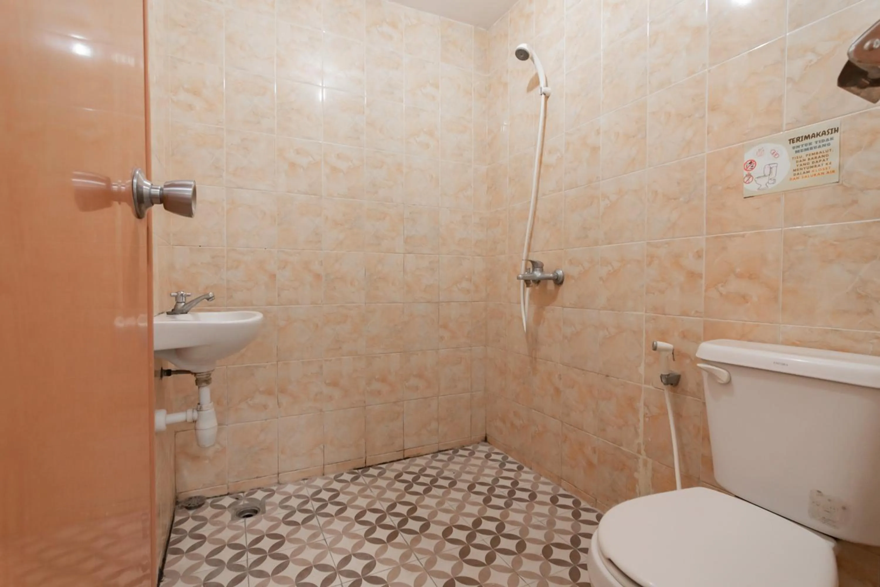 Bathroom in RedDoorz Syariah At Afifah Guest House near Bikasoga Sport Center