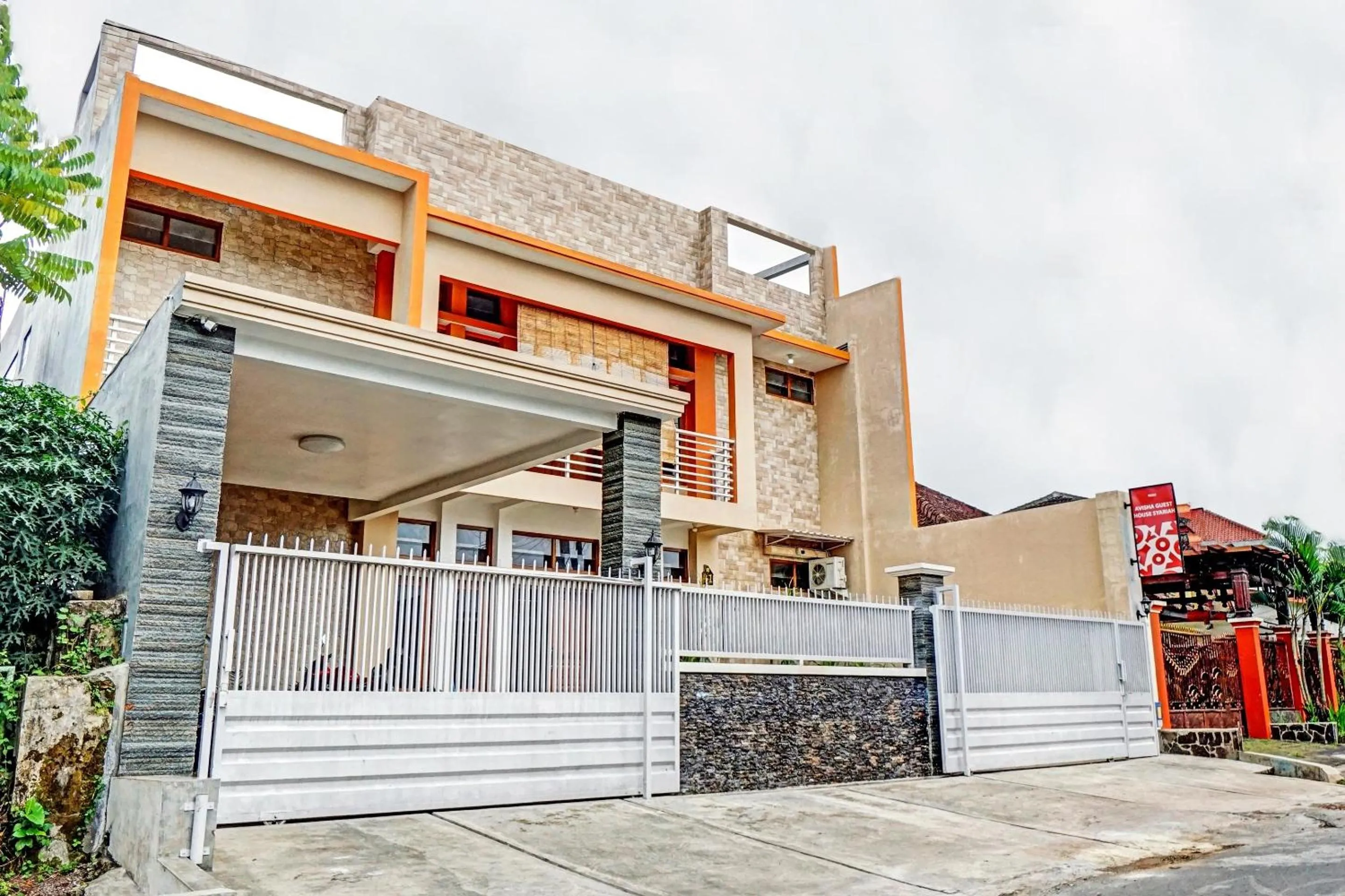 Facade/entrance in Hotel O Avisha Guest House Syariah