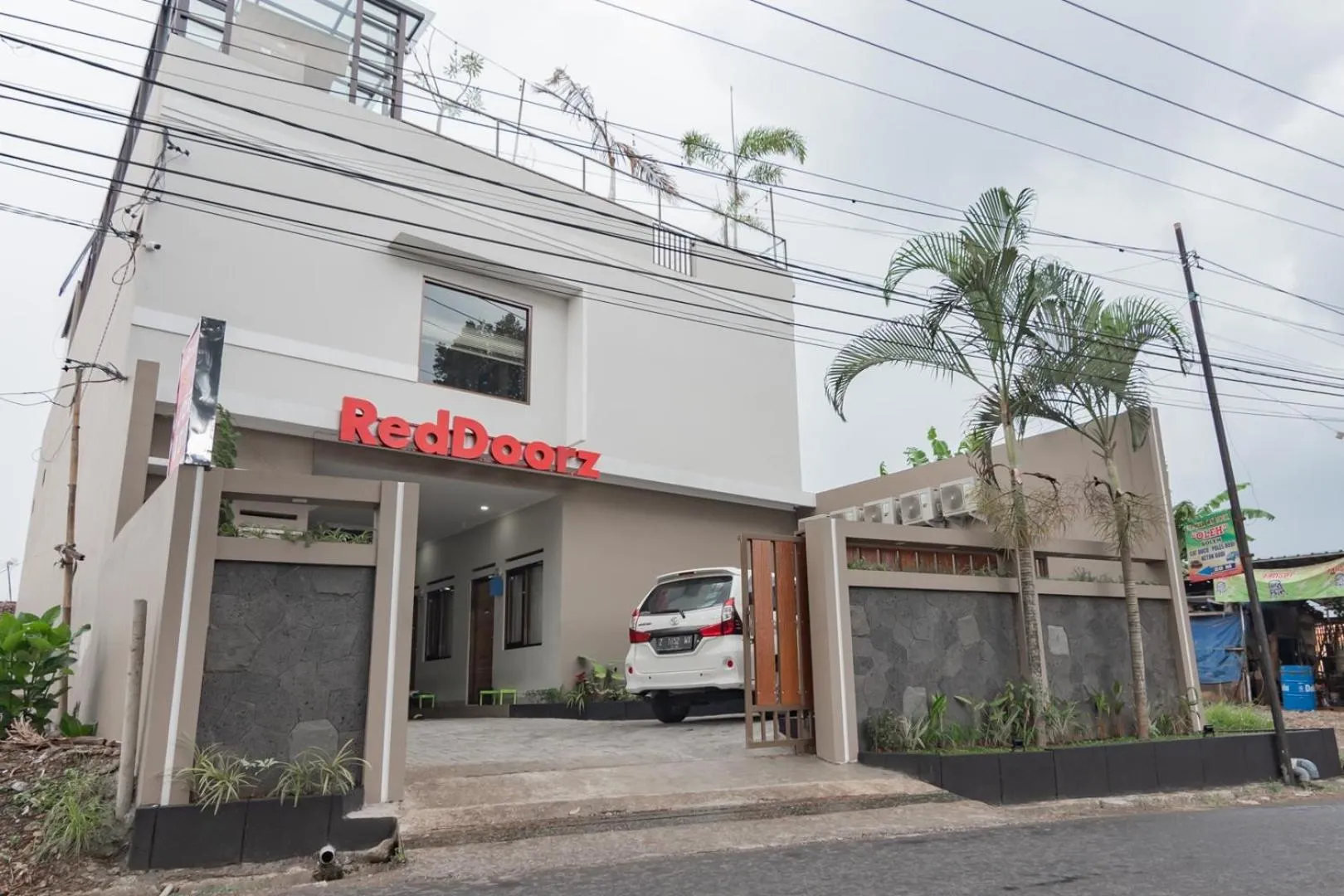 Facade/entrance in RedDoorz Syariah @ Boemi Guesthouse Tasikmalaya