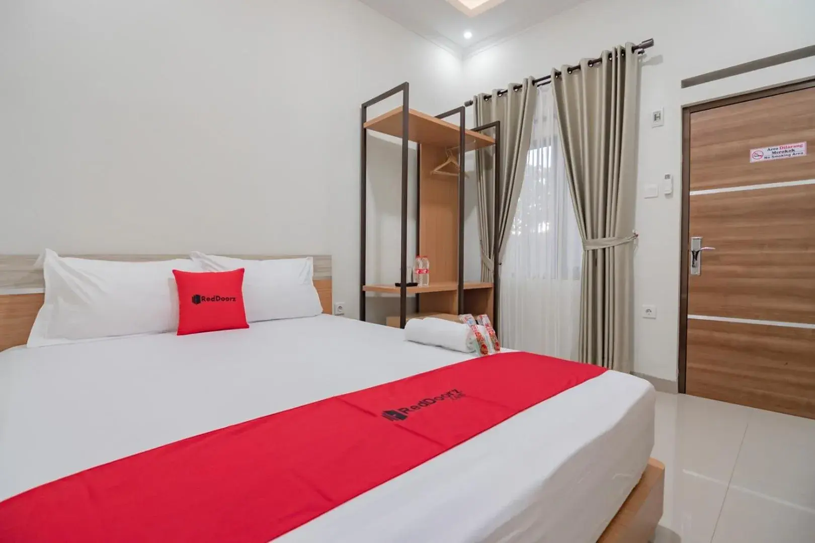 Deluxe Double Room in RedDoorz Syariah @ Boemi Guesthouse Tasikmalaya Deluxe Double Room in RedDoorz Syariah @ Boemi Guesthouse Tasikmalaya