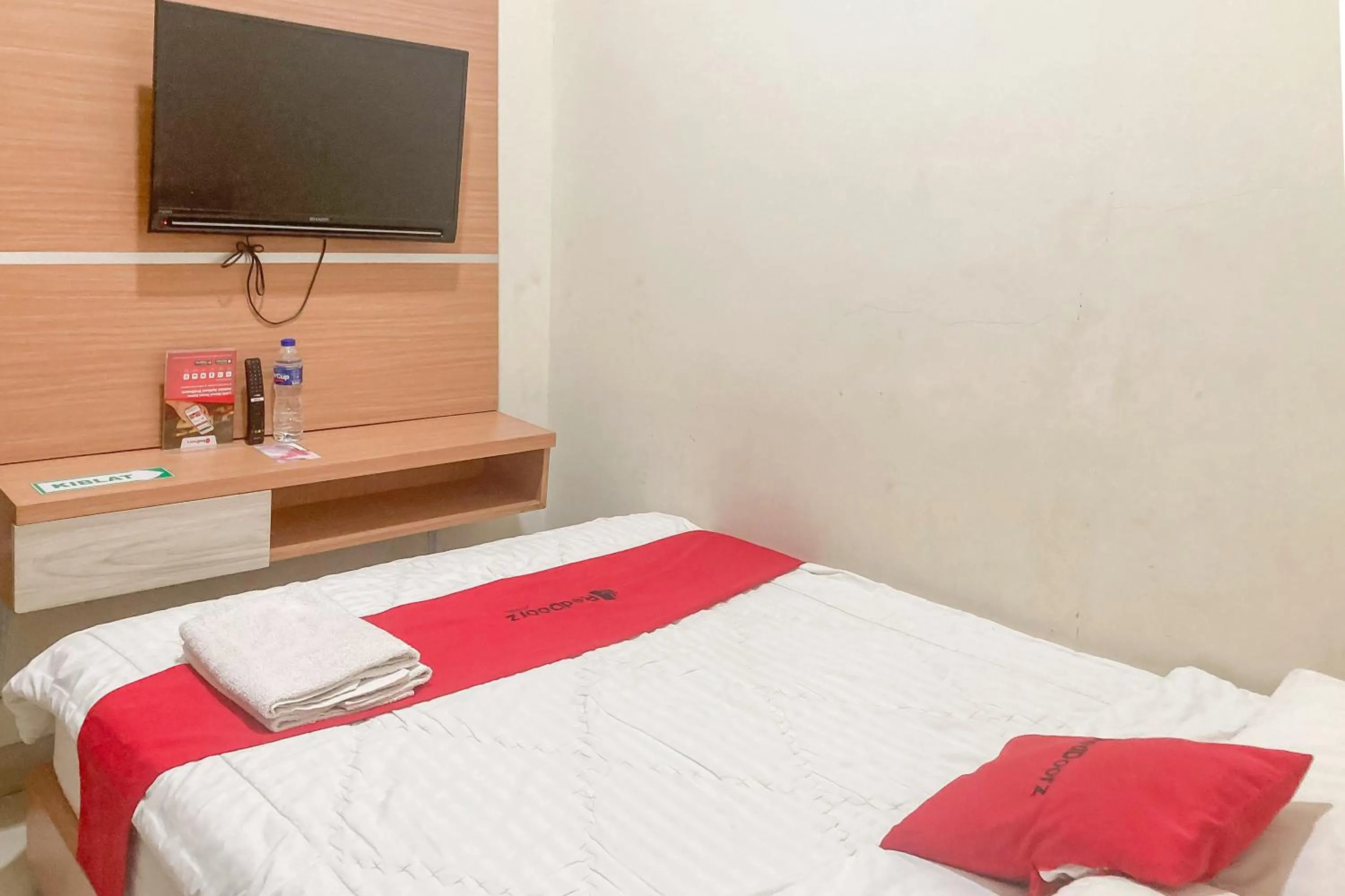 Bedroom, Bed in RedDoorz Syariah @ Boemi Guesthouse Tasikmalaya