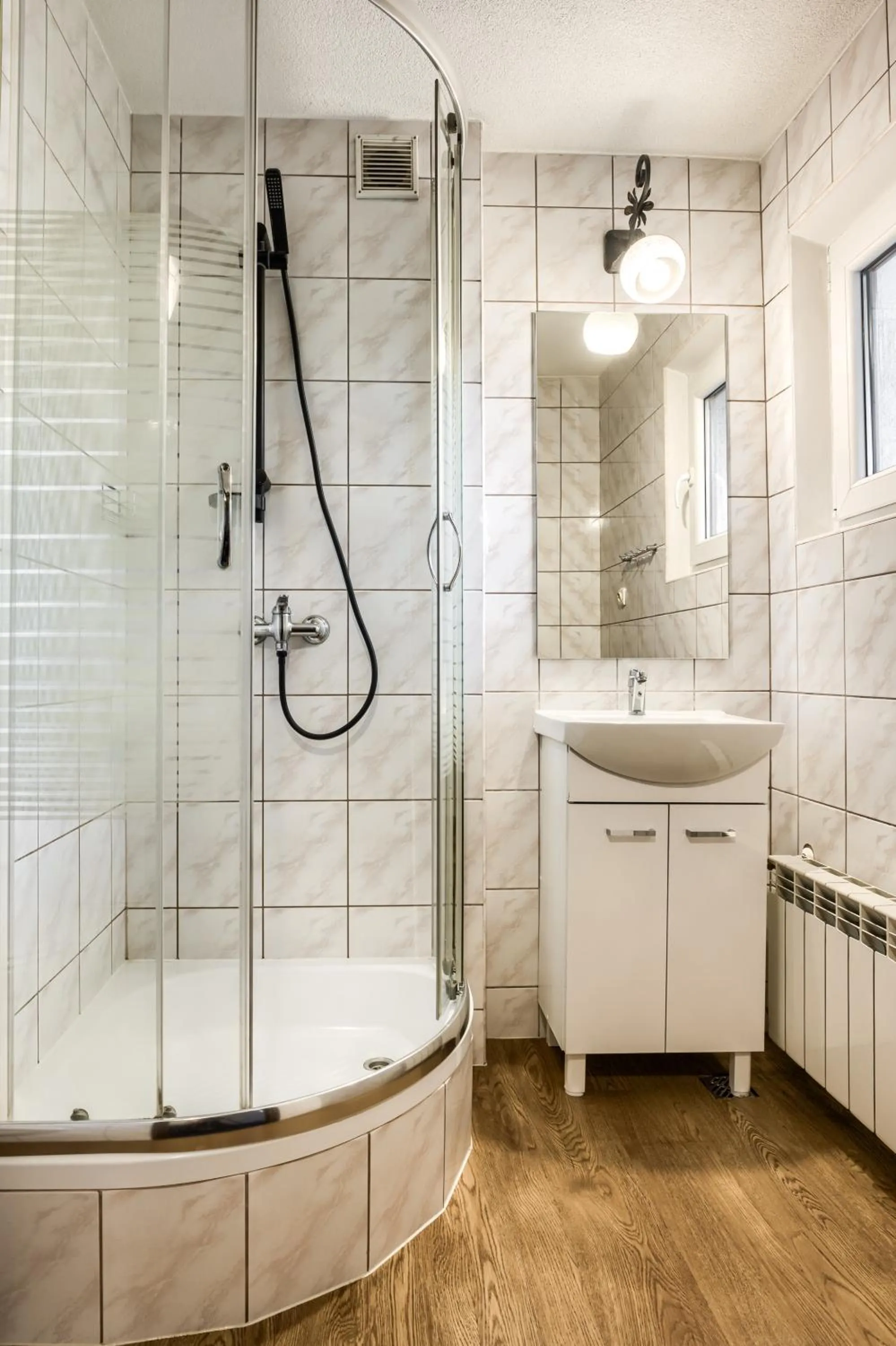 Shower in Willa Biały Domek - 600m Krupówki