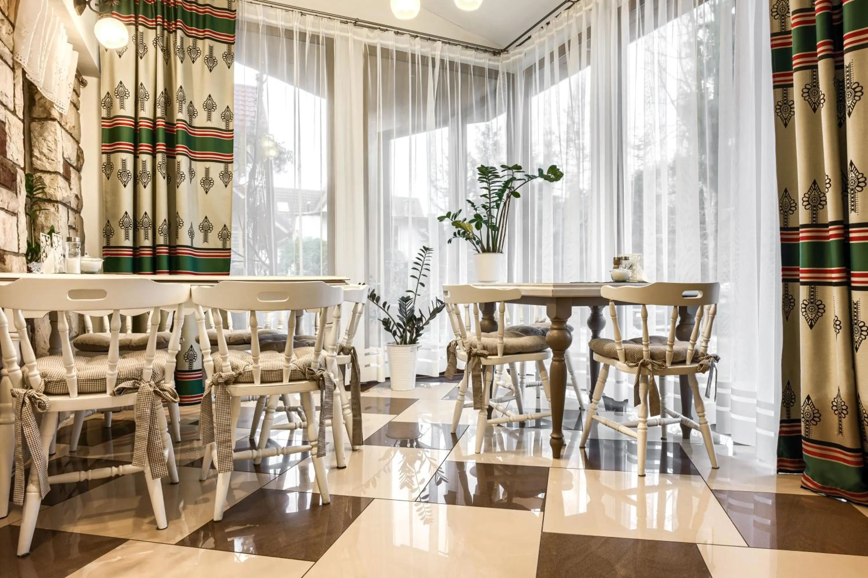 Dining area in Willa Biały Domek - 600m Krupówki