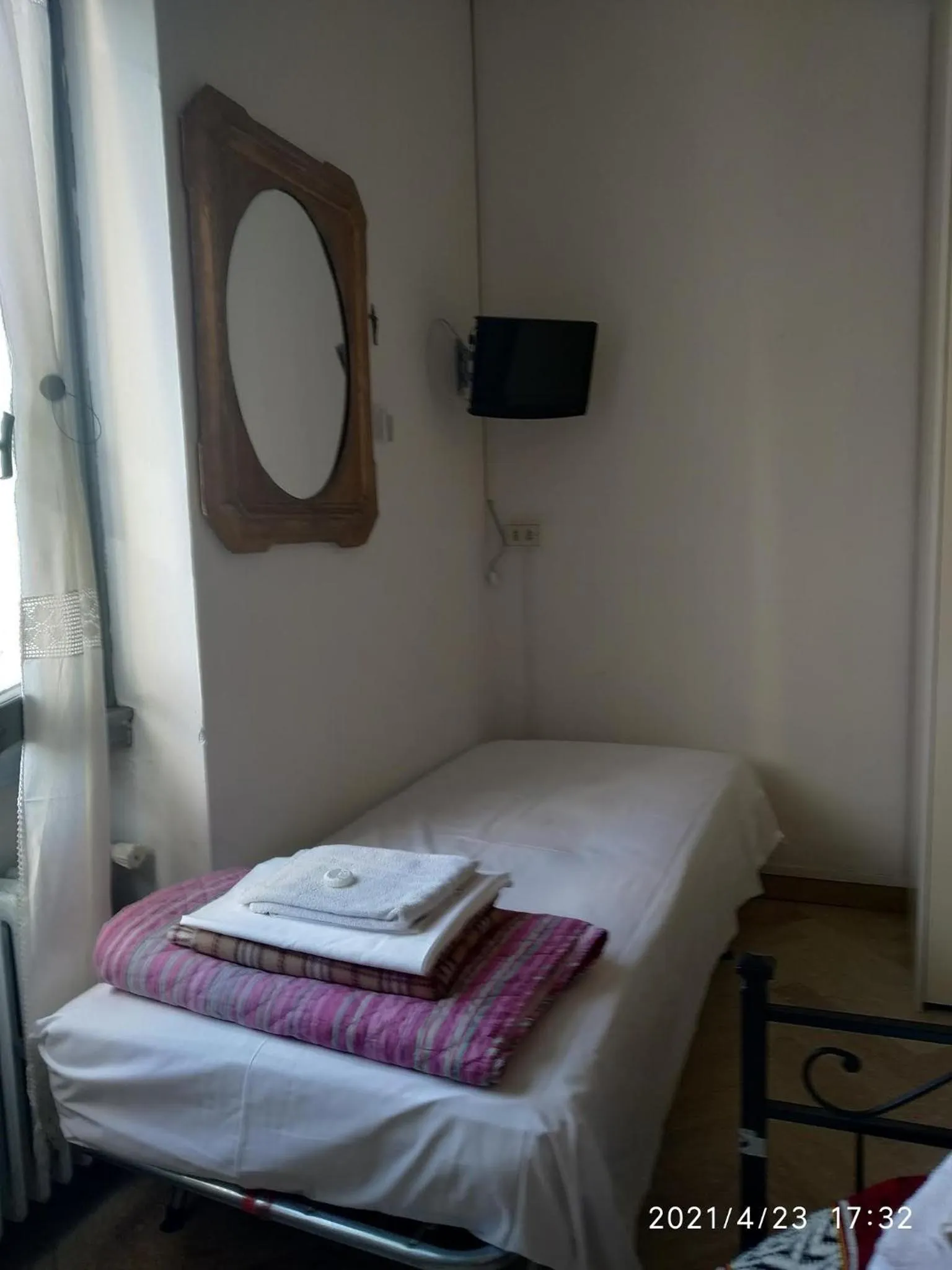 Bed, TV/Entertainment Center in B&B Mavipagi