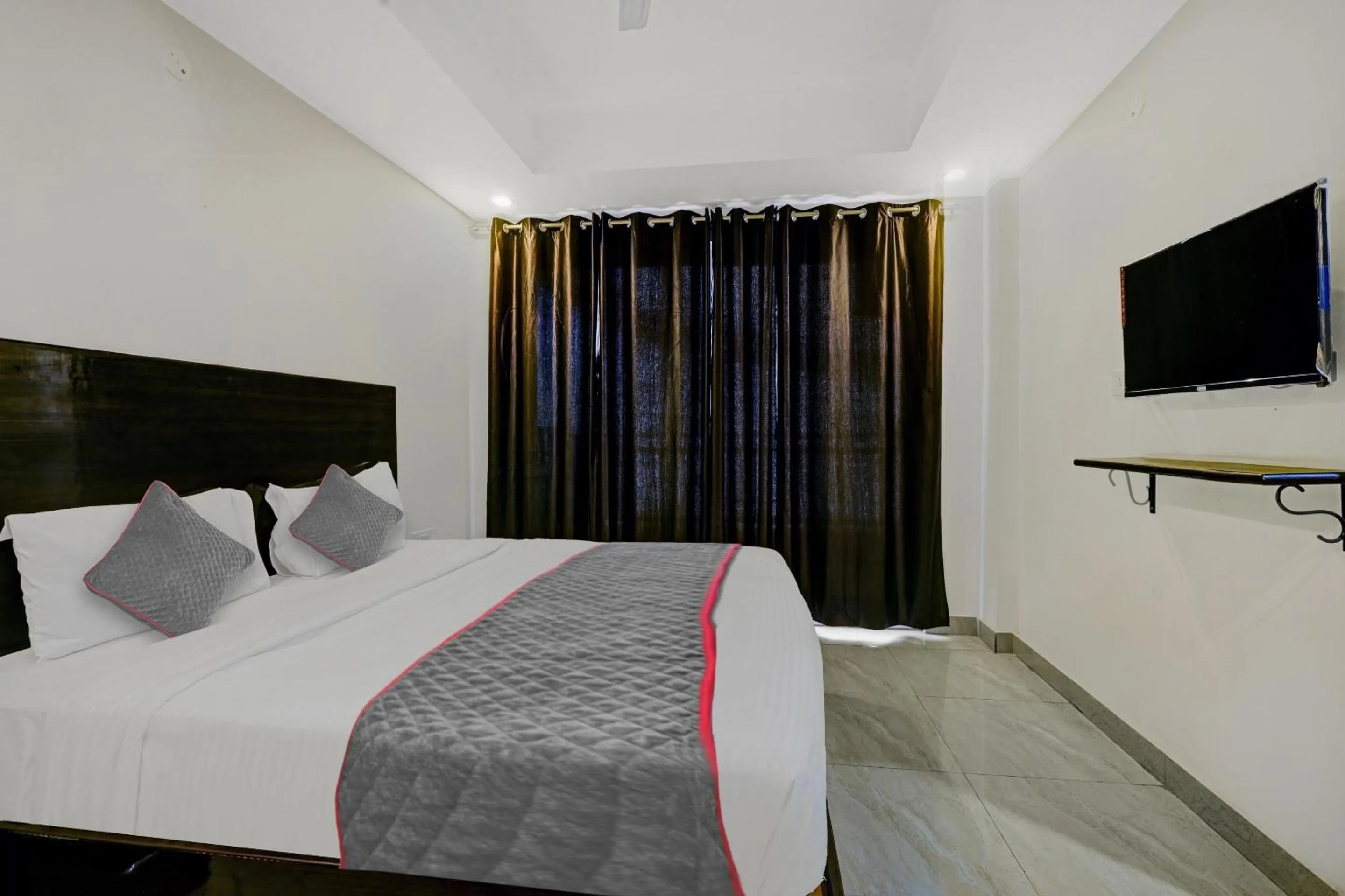 Bedroom, Bed in Super Townhouse Tipsyy Near Bestech Central Square Mall