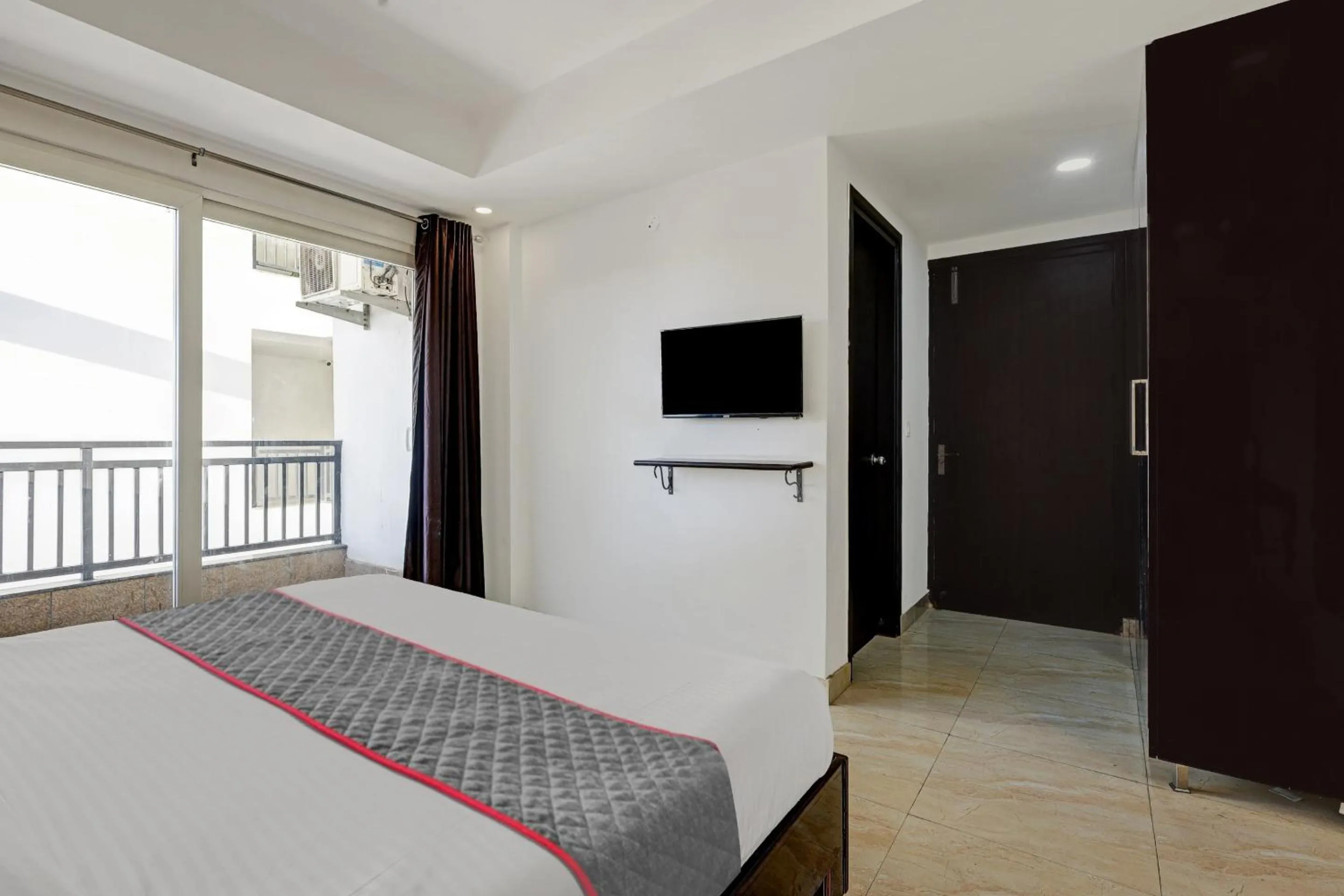 Bedroom, Bed in Super Townhouse Tipsyy Near Bestech Central Square Mall