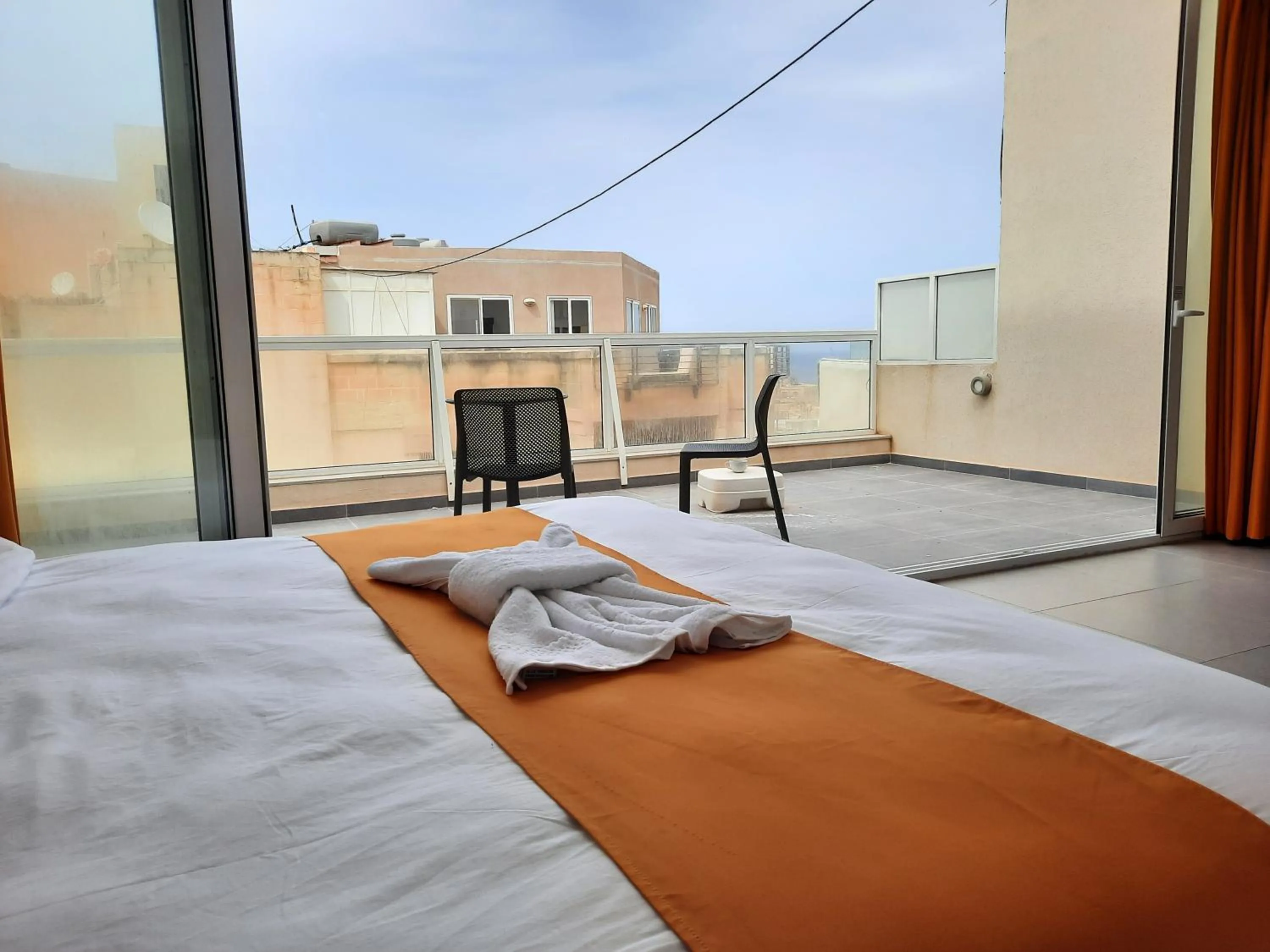 Balcony/Terrace, Bed in Hotel Shoreline