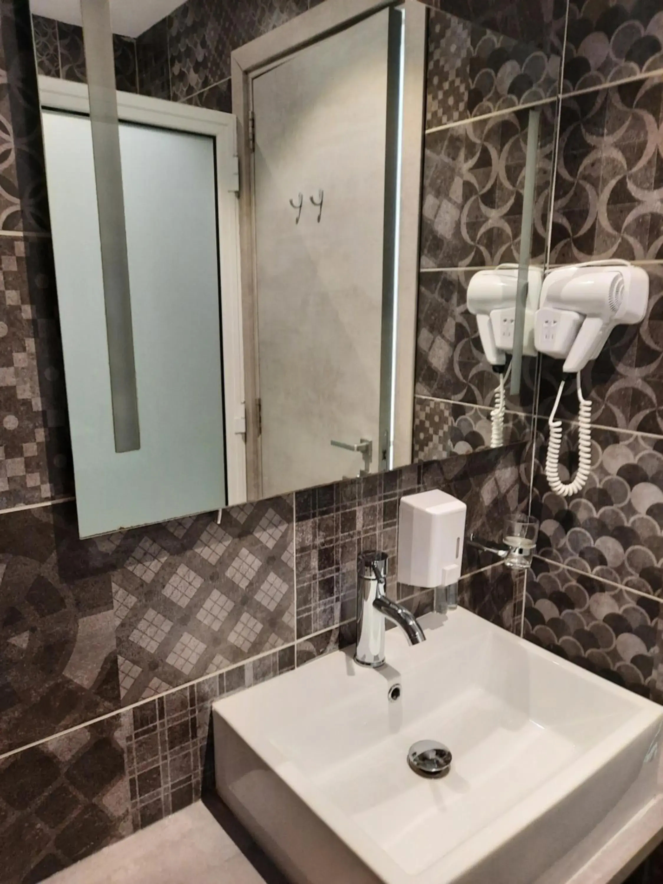 Deluxe Double or Twin Room with Sea View - single occupancy in Hotel Shoreline Deluxe Double or Twin Room with Sea View - single occupancy in Hotel Shoreline