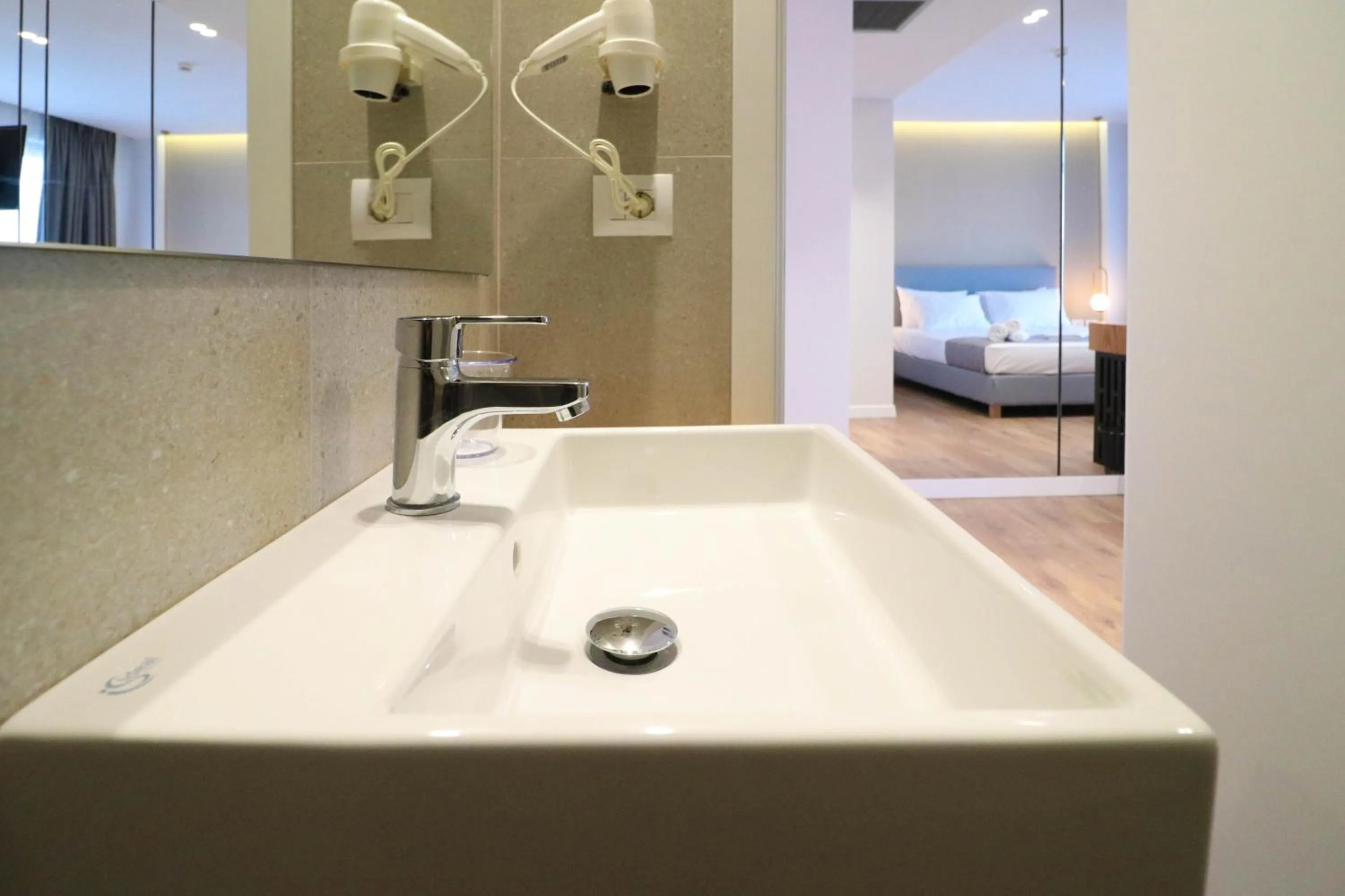 Bathroom, Bed in Valmar Hotel