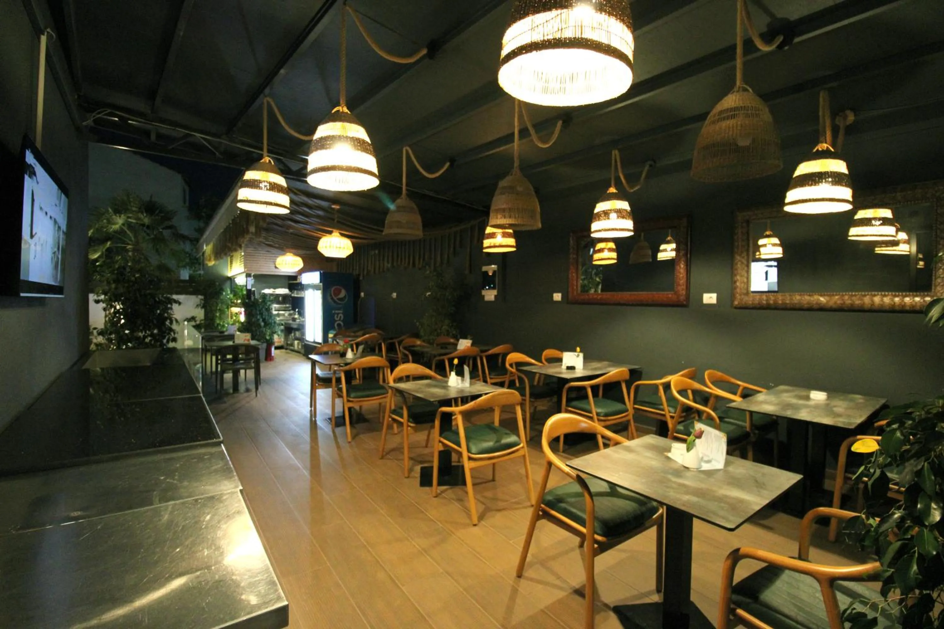 Restaurant/places to eat in Valmar Hotel