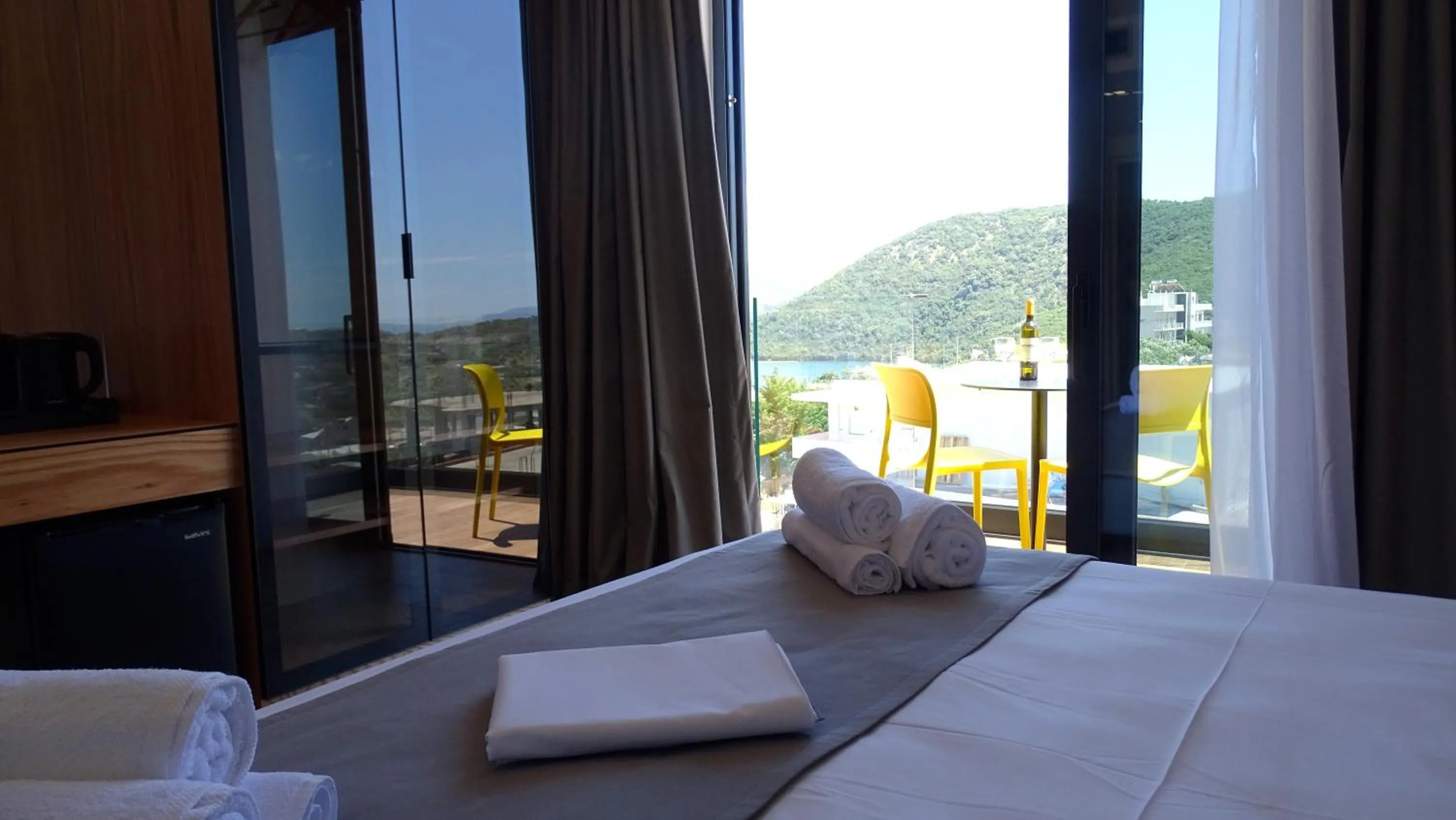 Balcony/Terrace, Bed in Valmar Hotel