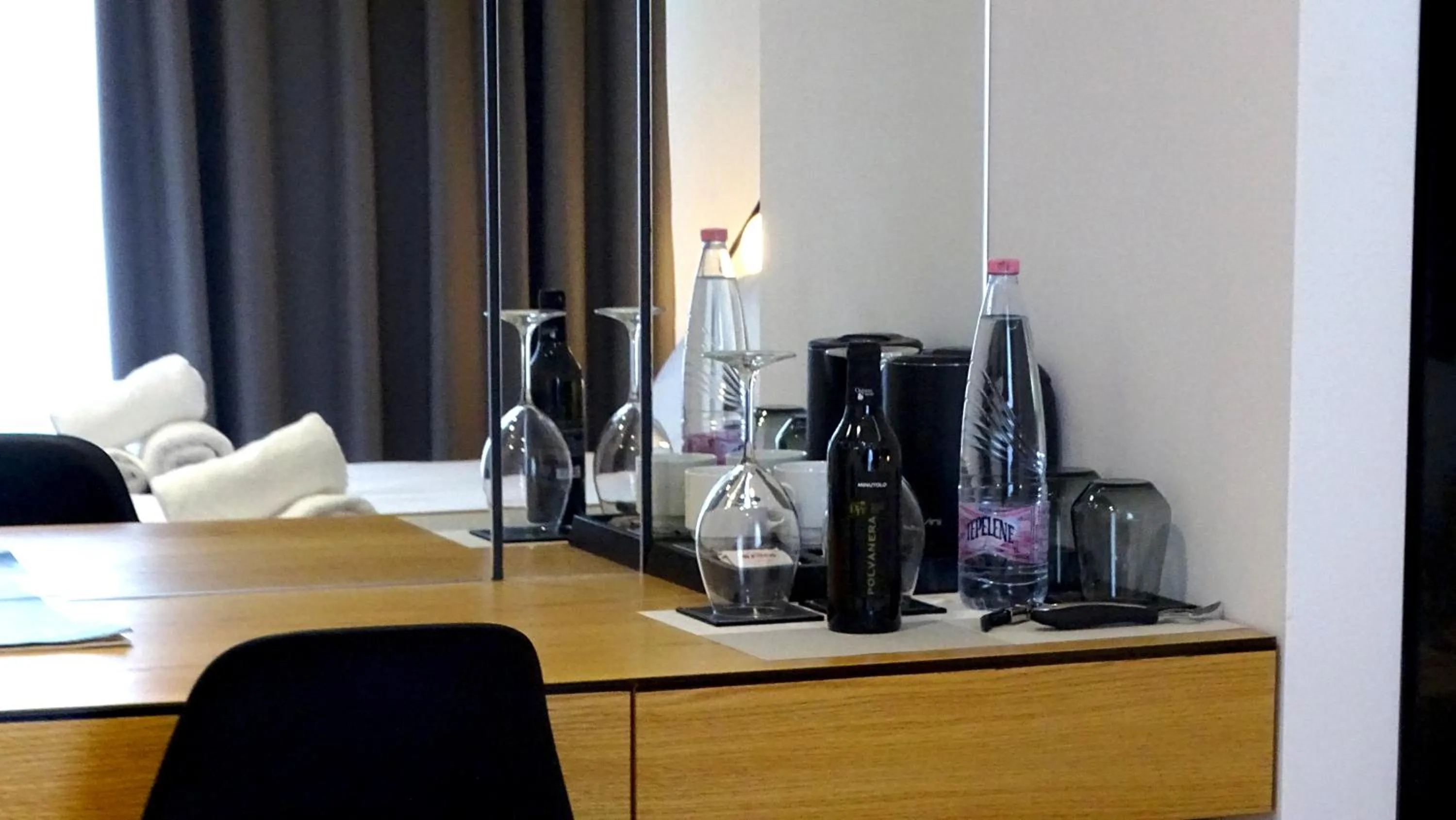 Coffee/tea facilities, Bed in Valmar Hotel