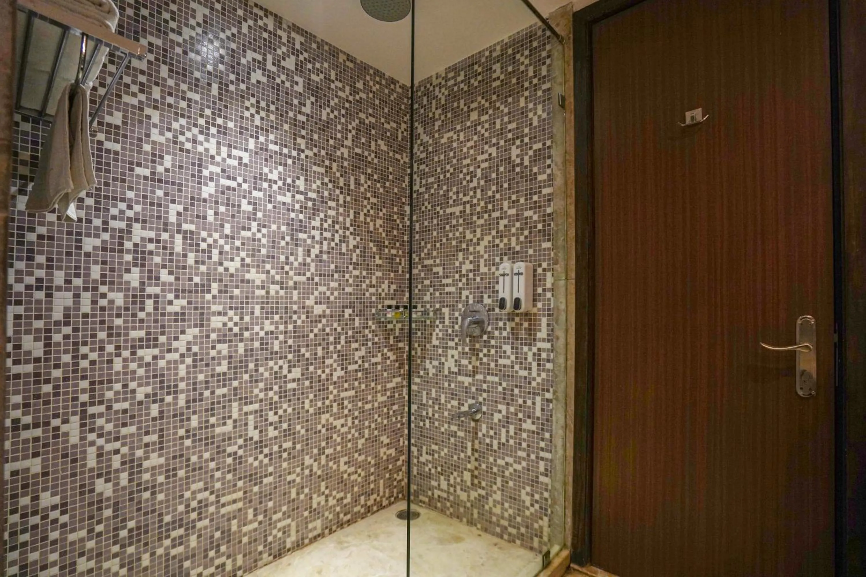 Shower in Marugarh Resort and Spa