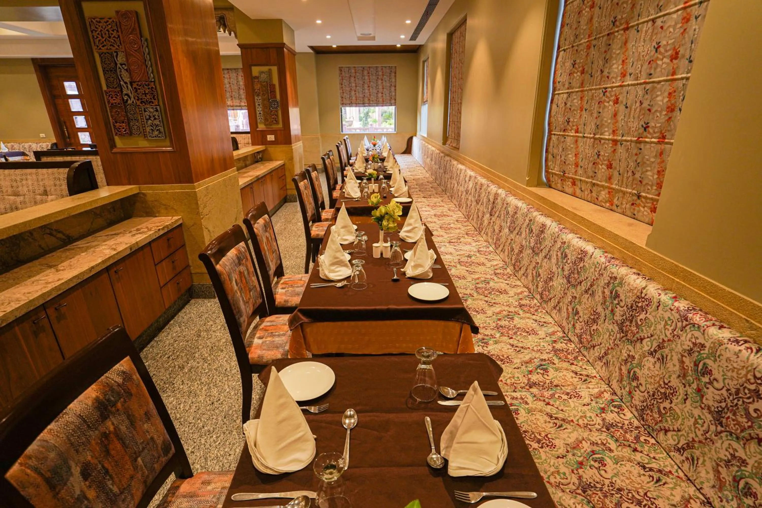 Restaurant/places to eat in Marugarh Resort and Spa