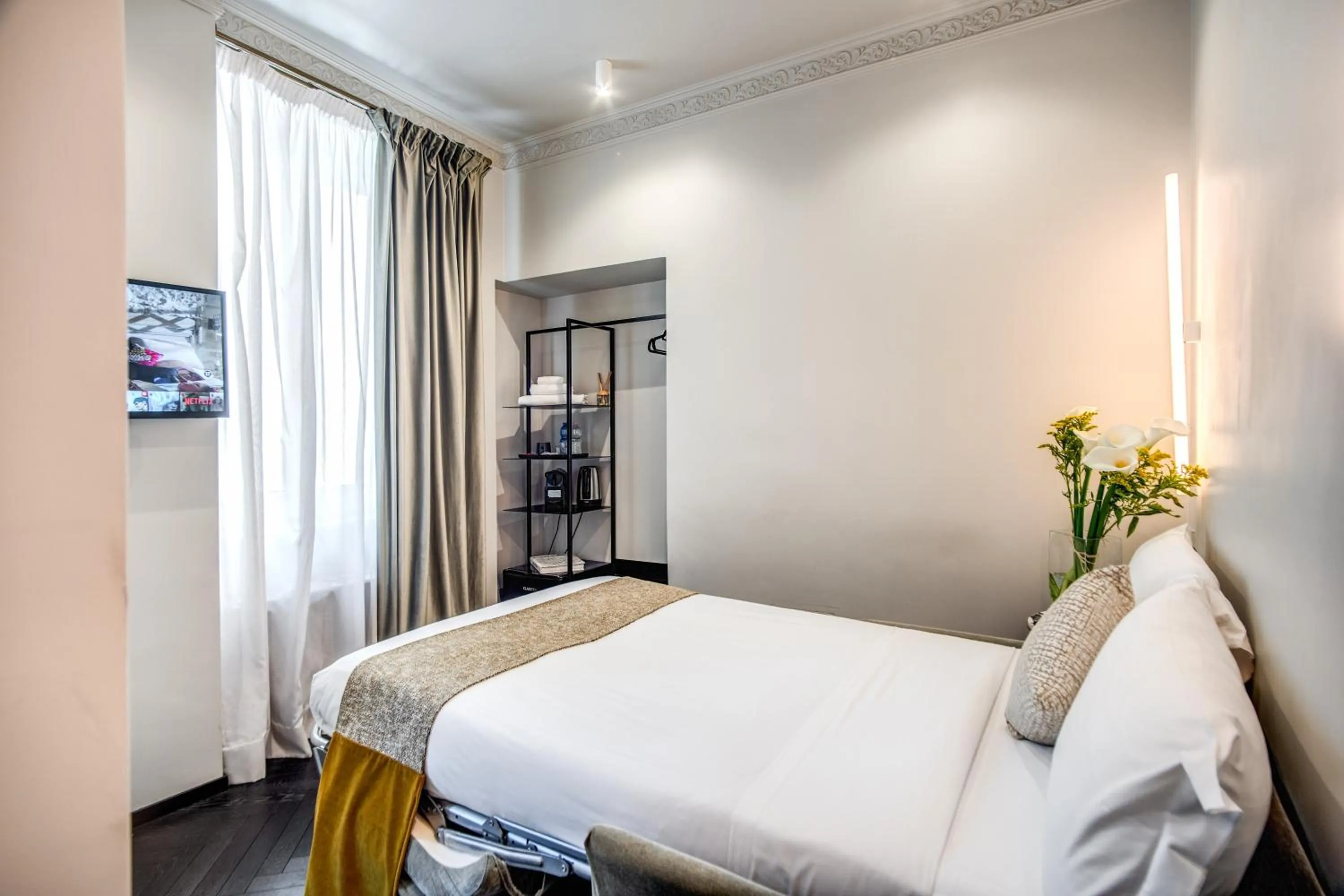 Photo of the whole room, Bed in The Couper Colonna