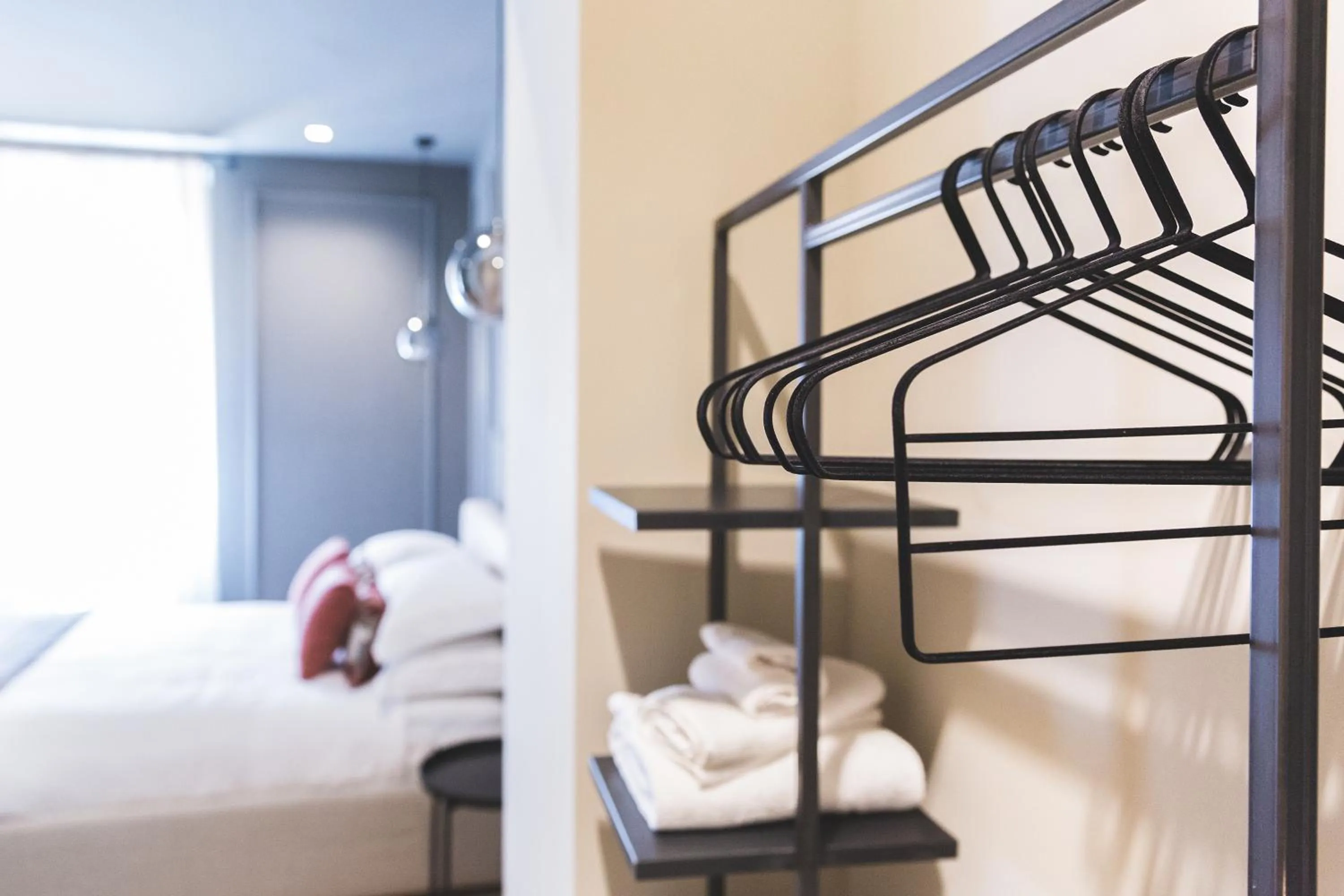 wardrobe, Bed in The Couper Colonna