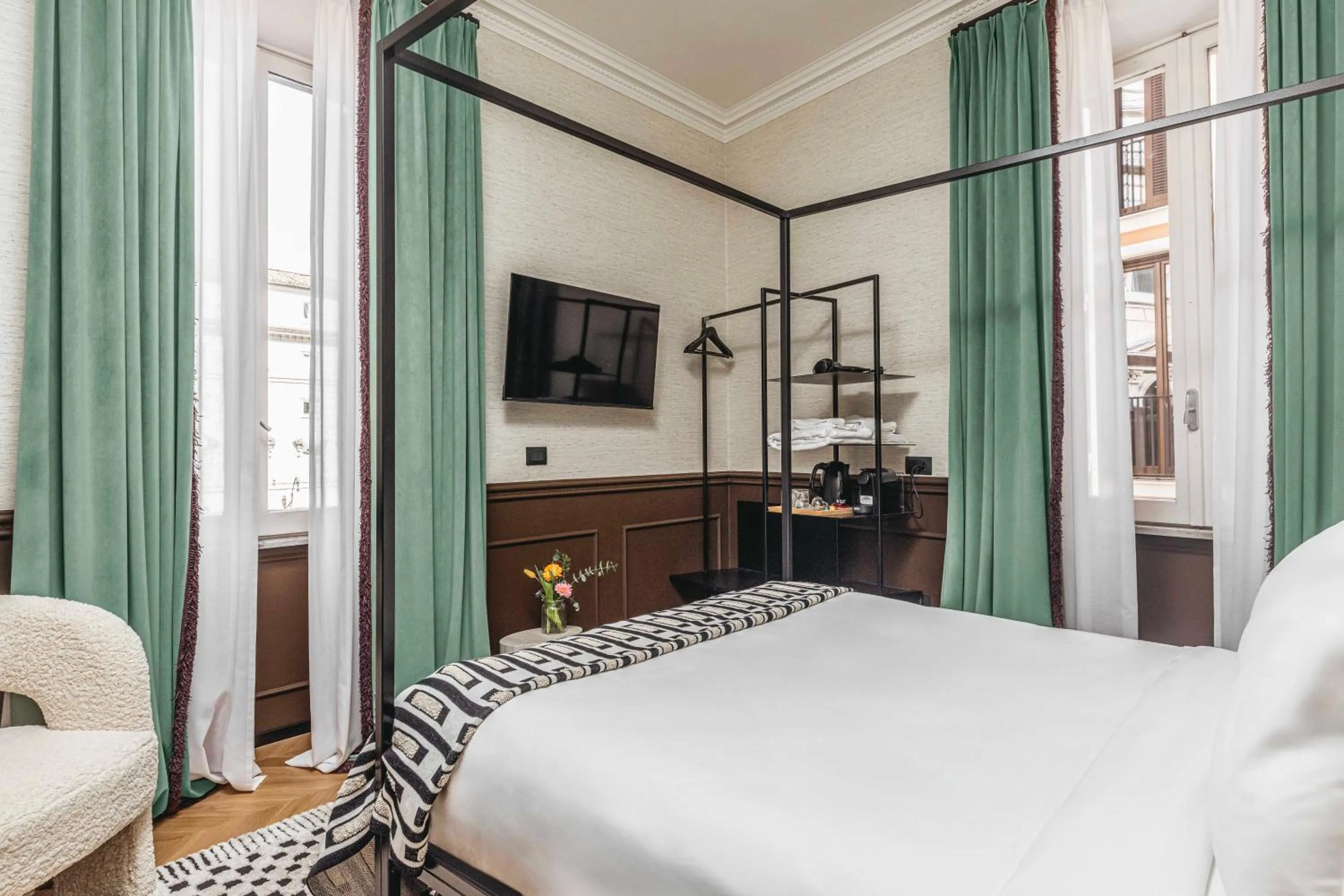 Photo of the whole room, Bed in The Couper Colonna