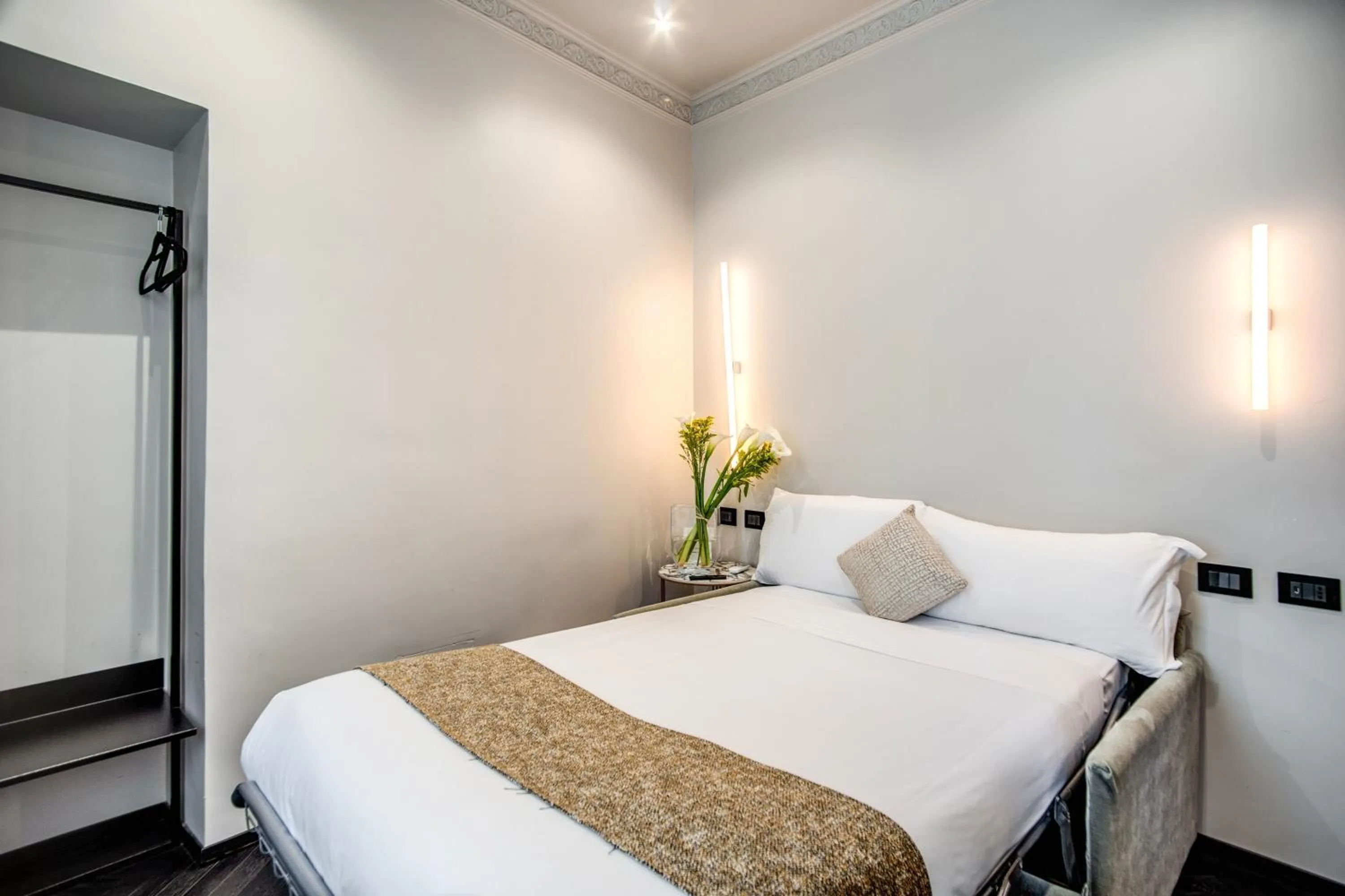 Photo of the whole room, Bed in The Couper Colonna