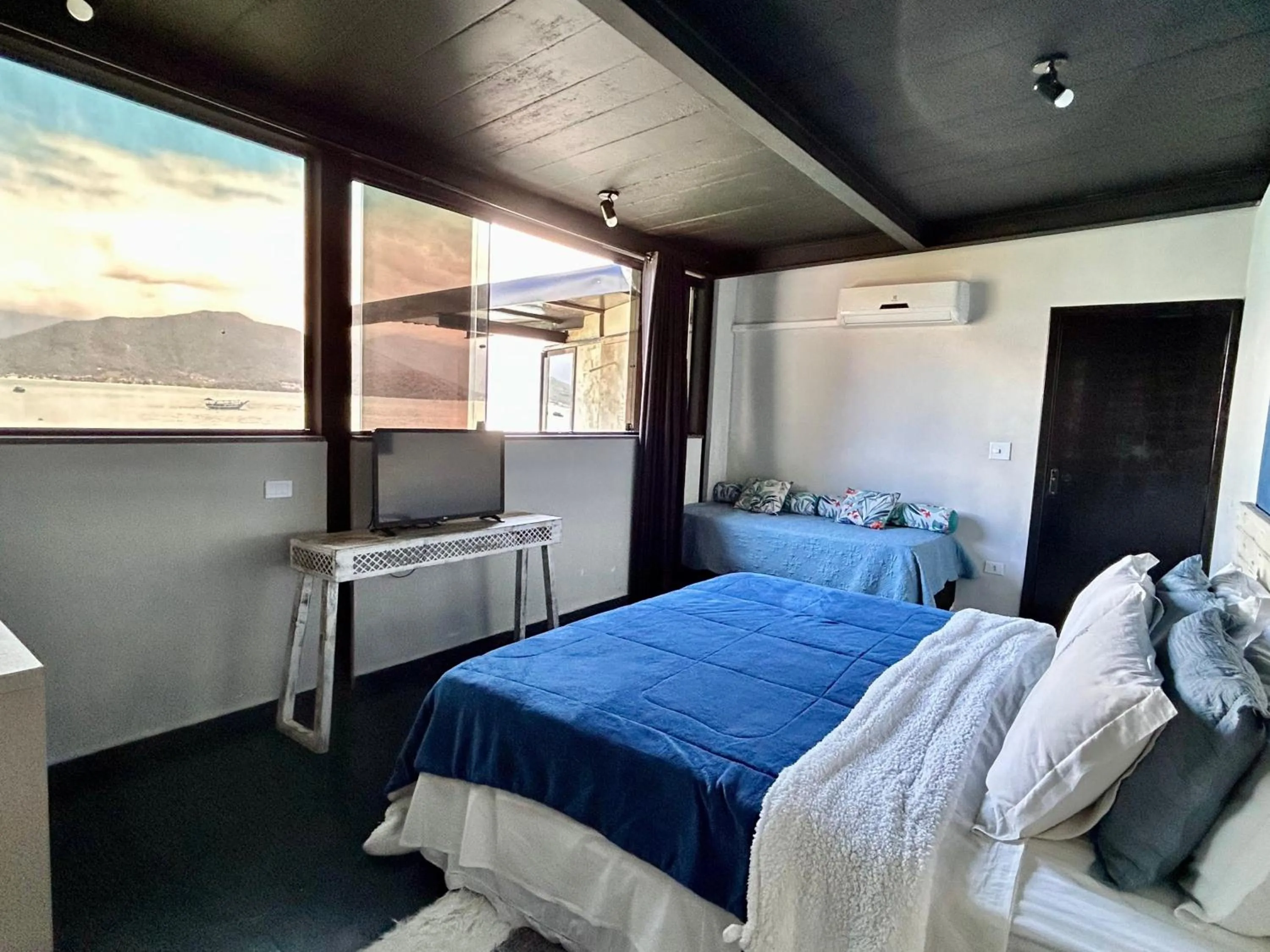 Bed in 1819 Marine Hotel