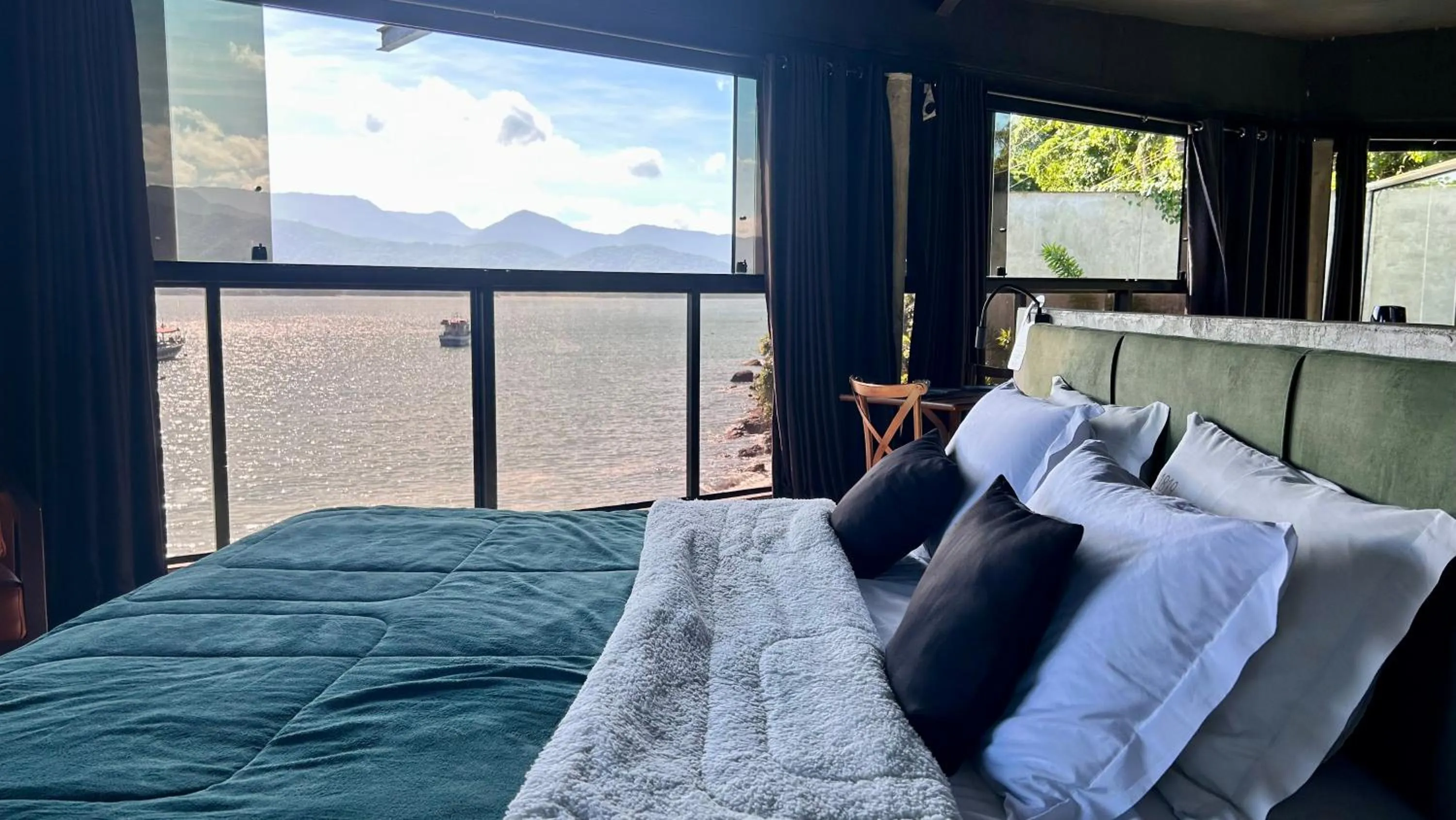 Sea view, Bed in 1819 Marine Hotel