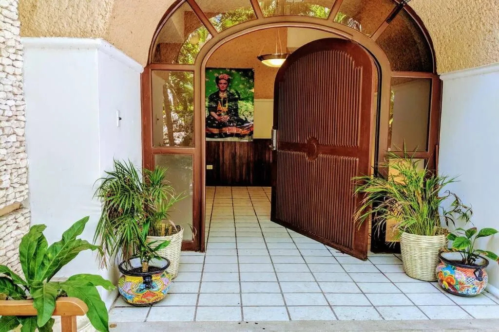 Facade/entrance in Steps to Ocean Huge Beach Villa Private Pool in Exclusive Fase 1 Playacar