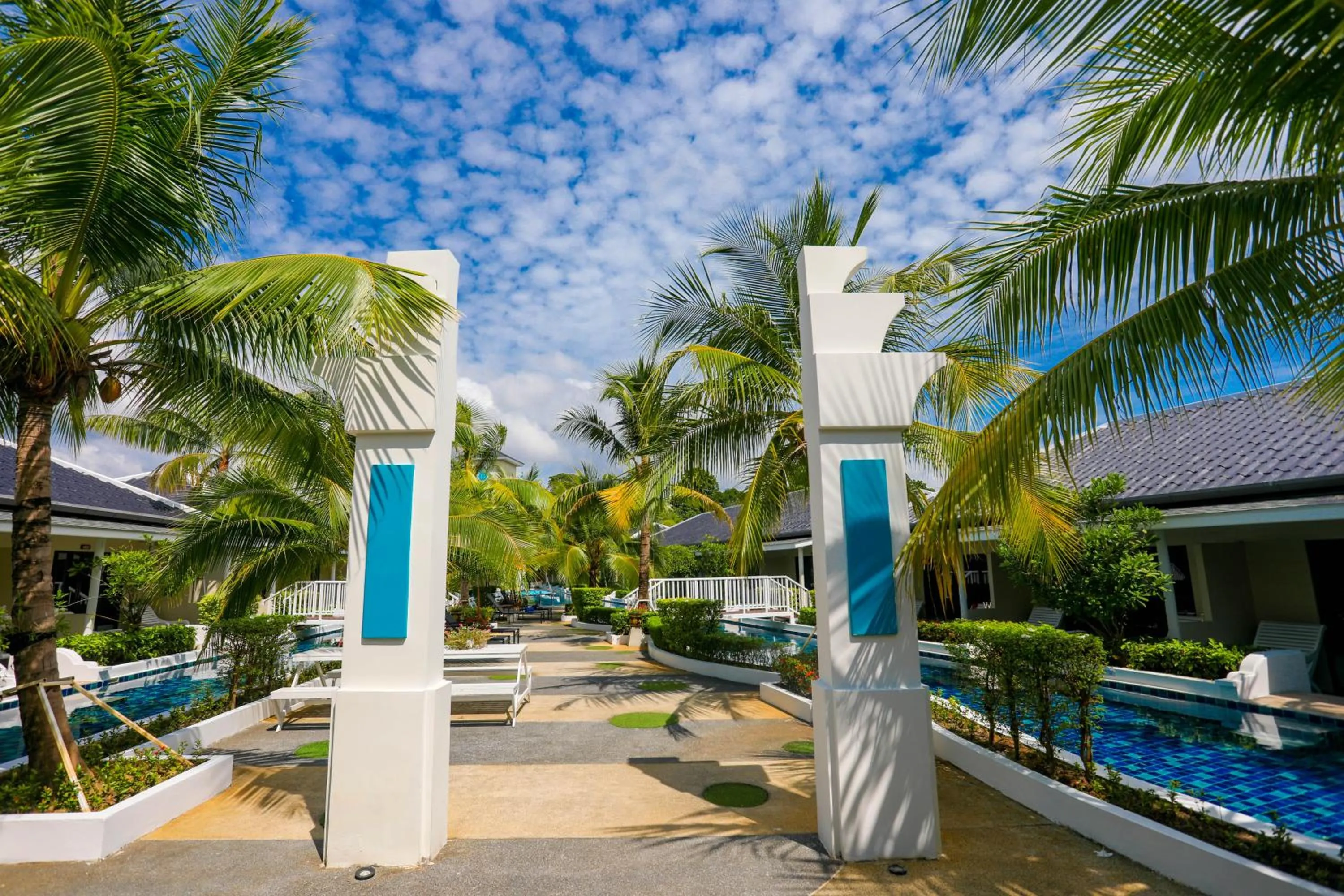 Tuana Hotels Brook Pool Access