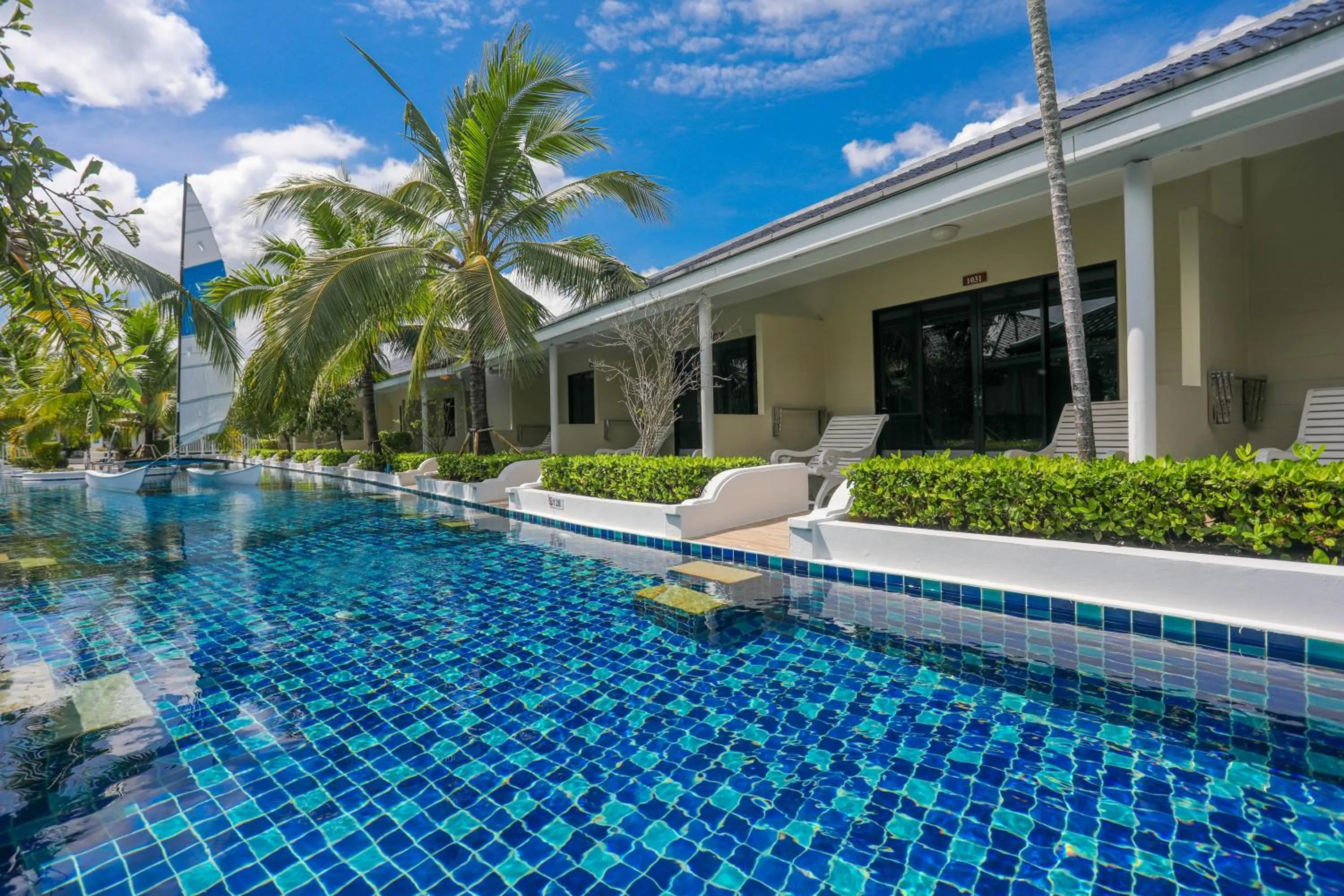 Tuana Hotels Brook Pool Access