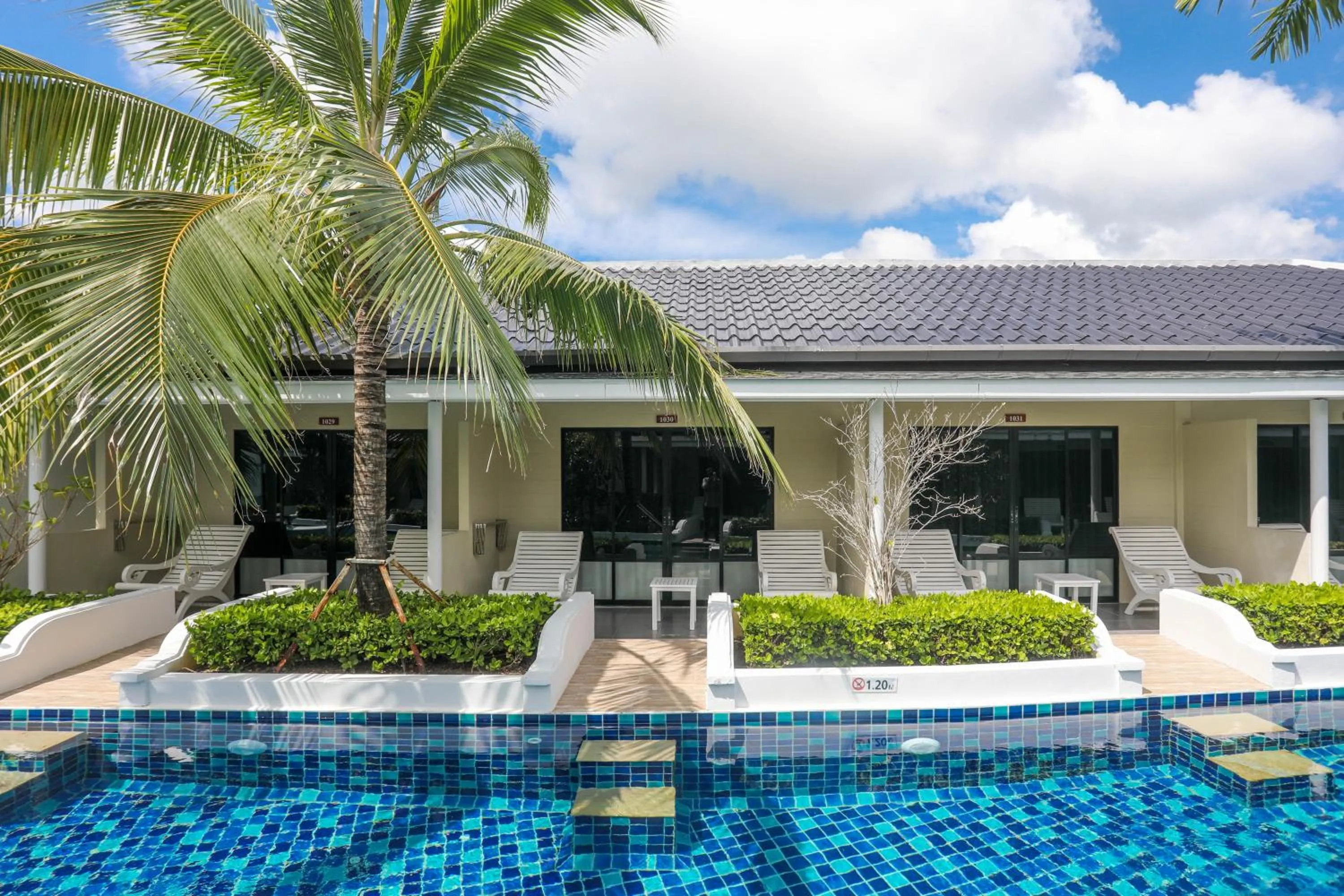 Tuana Hotels Brook Pool Access