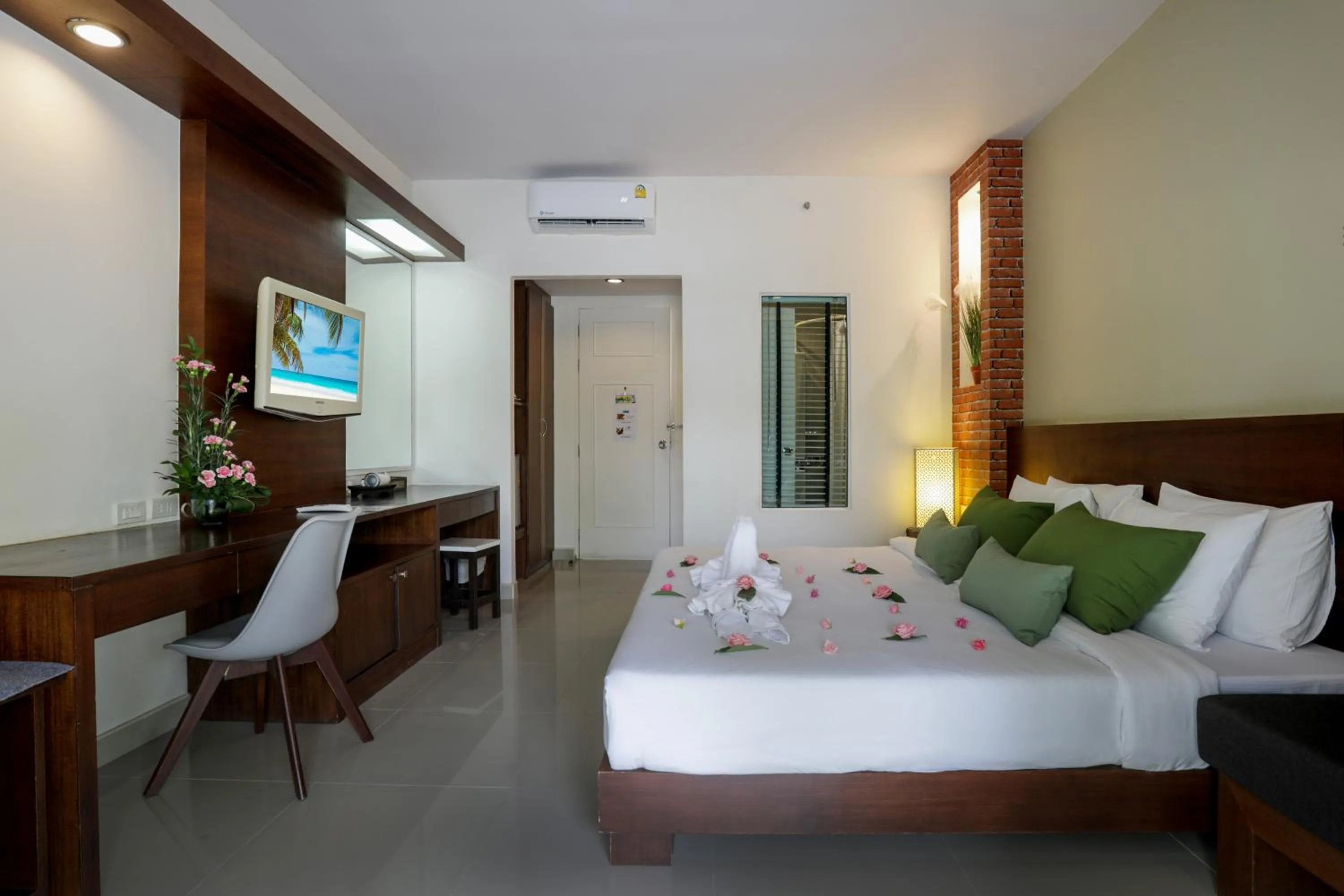 Bed in Tuana Hotels Brook Pool Access