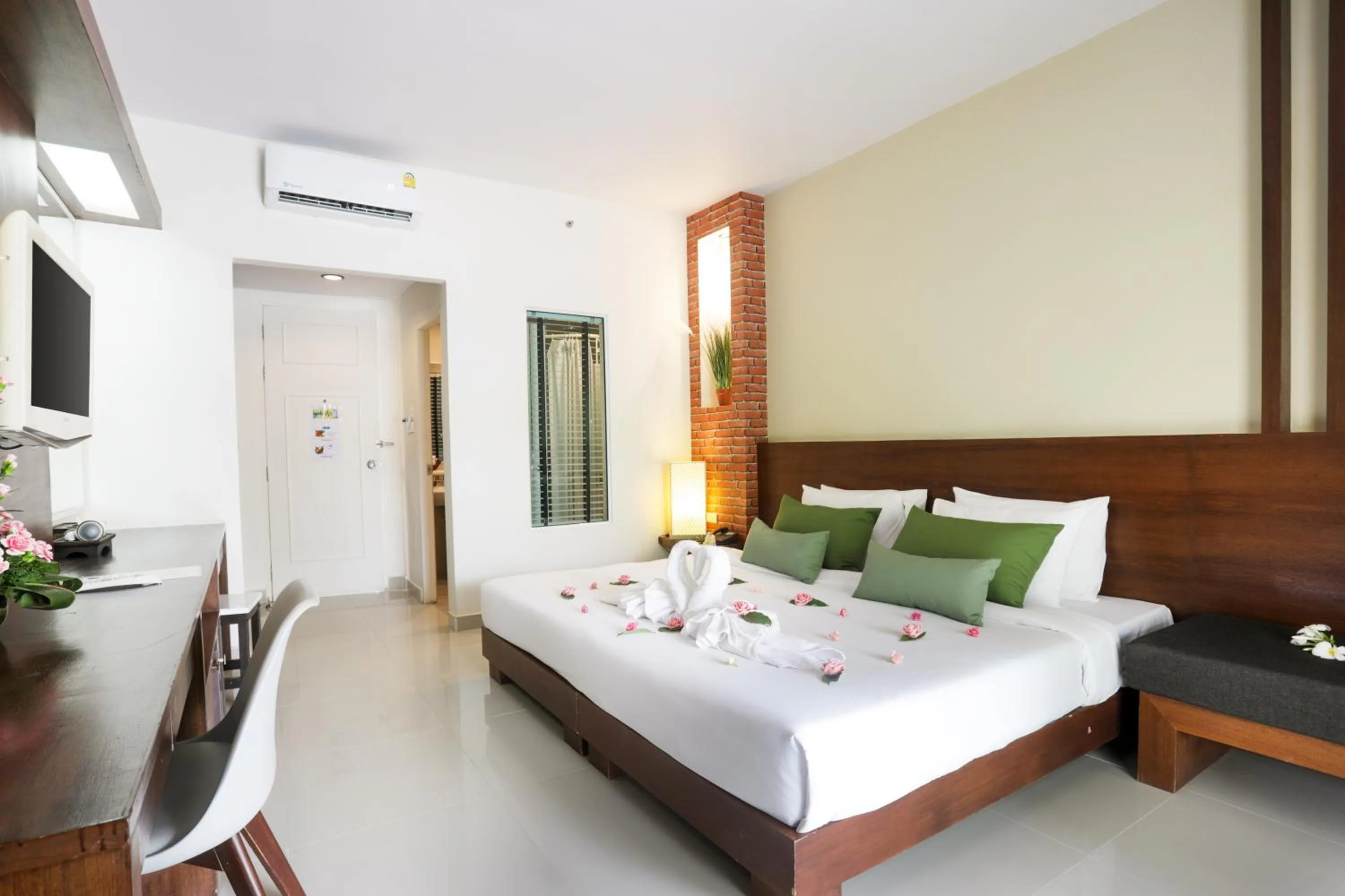 Bed in Tuana Hotels Brook Pool Access