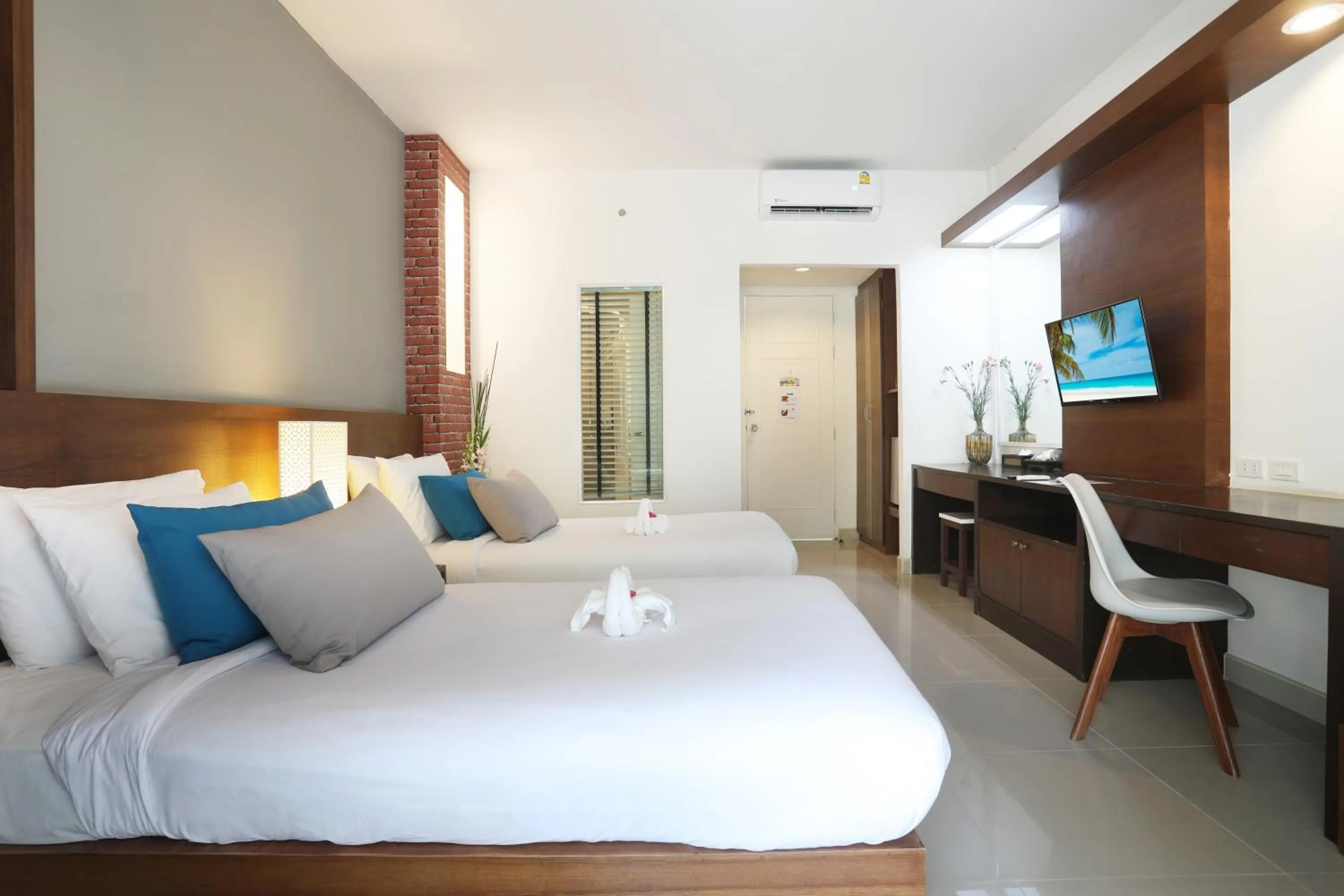 Bed in Tuana Hotels Brook Pool Access