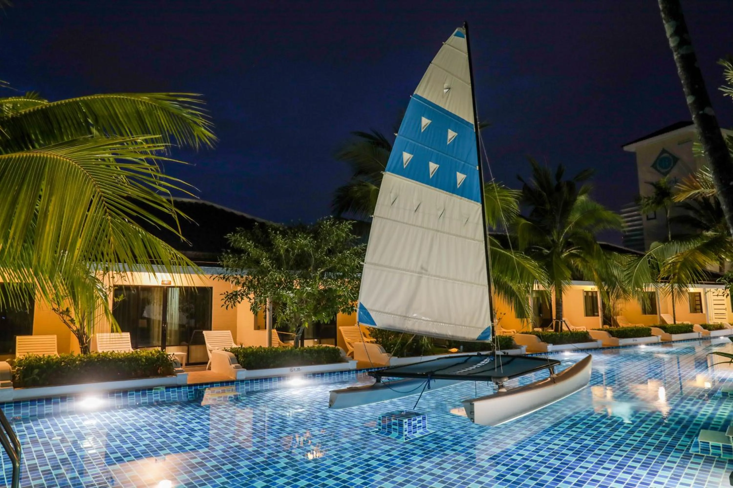 Tuana Hotels Brook Pool Access