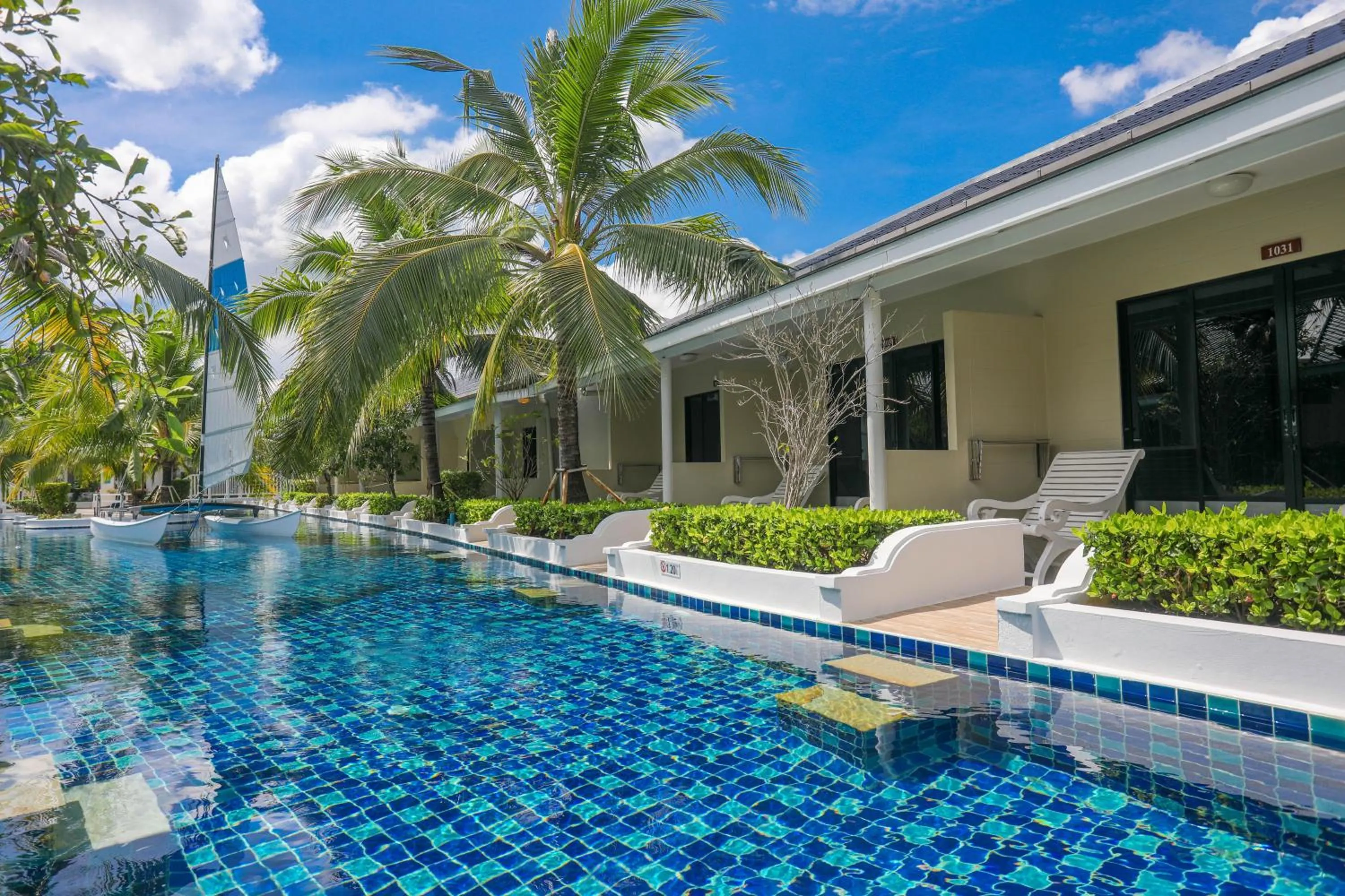 Tuana Hotels Brook Pool Access