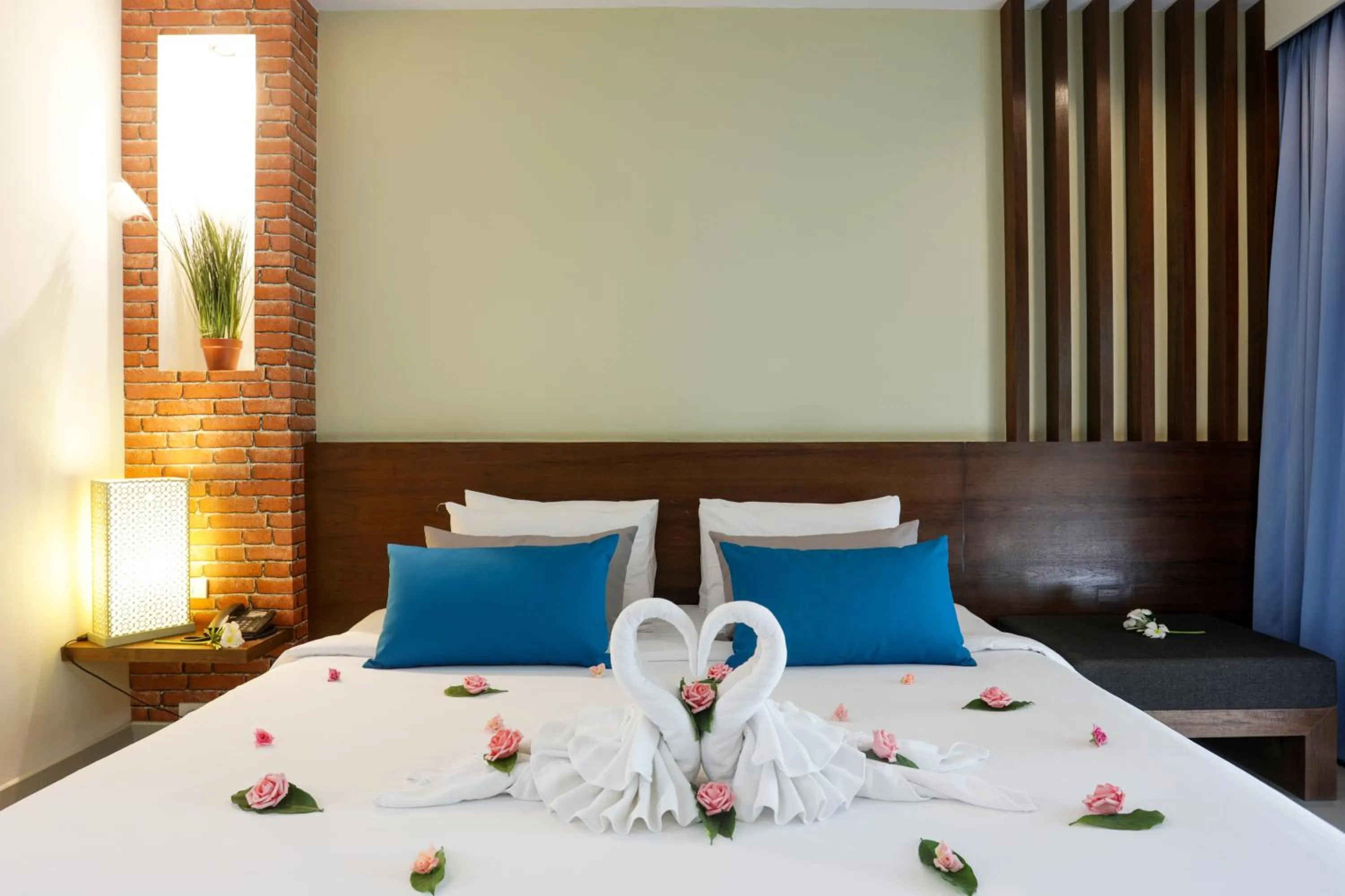 Bed in Tuana Hotels Brook Pool Access