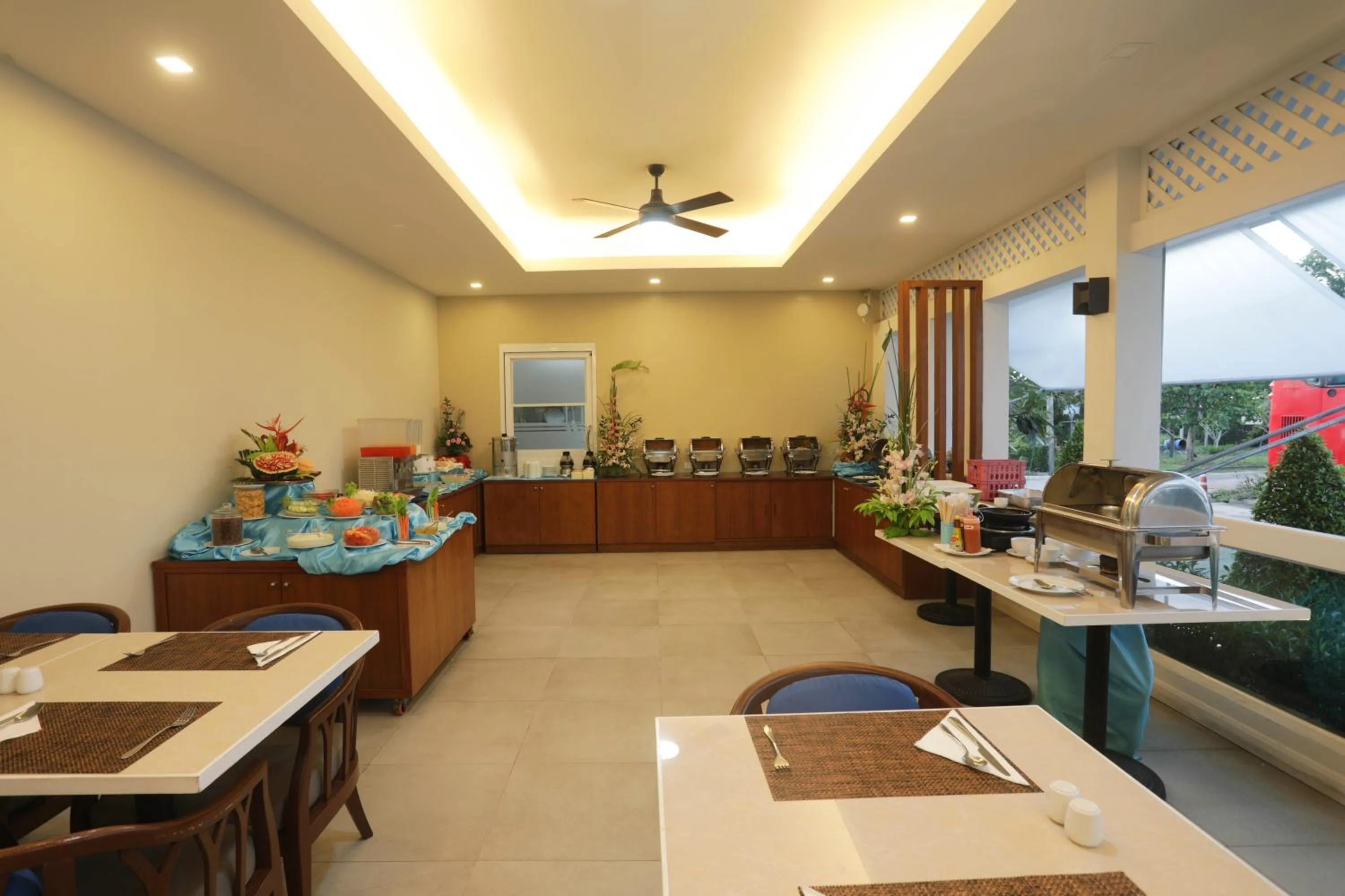 Tuana Hotels Brook Pool Access